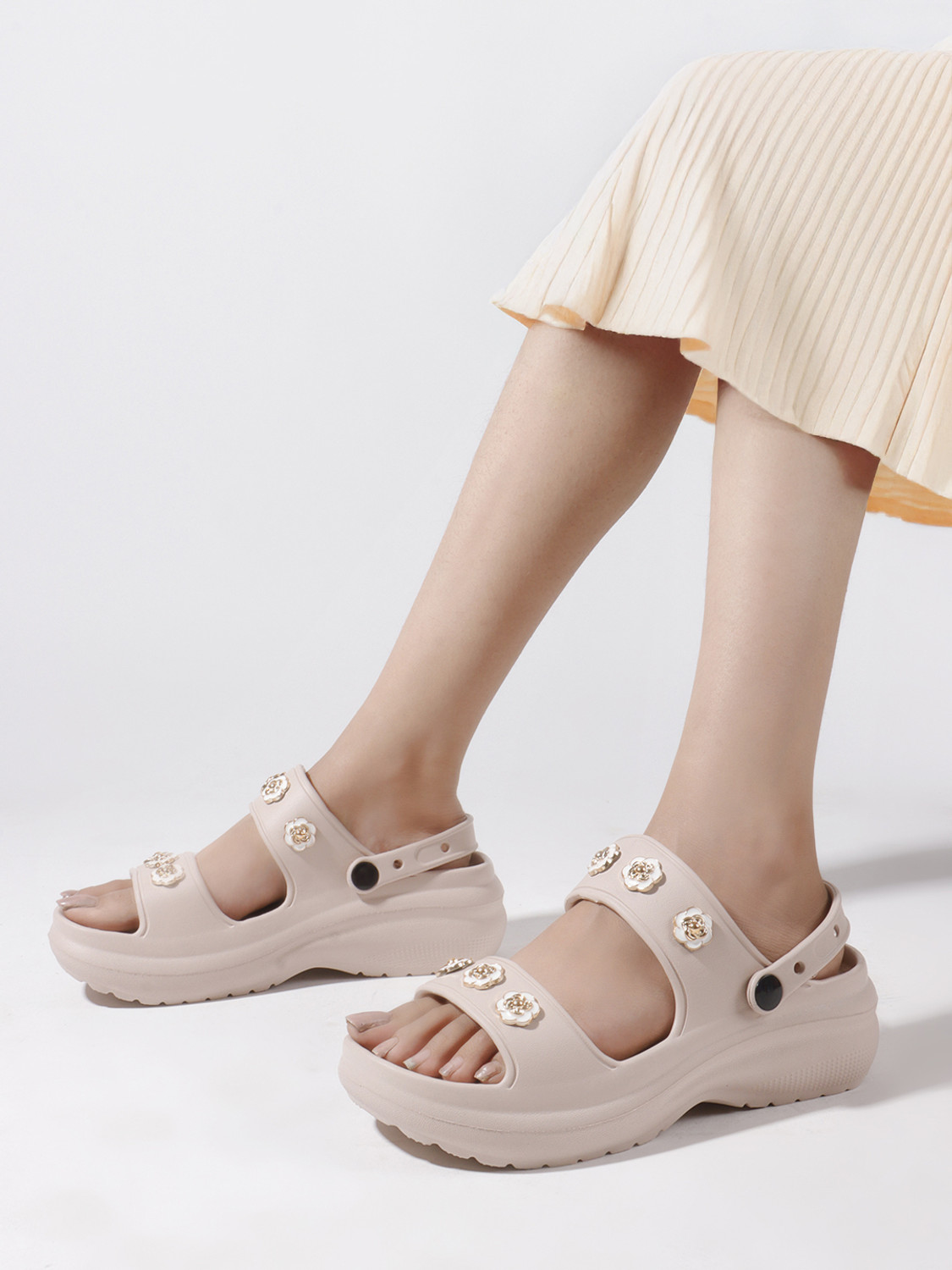 Image of Alishtezia Women Clogs