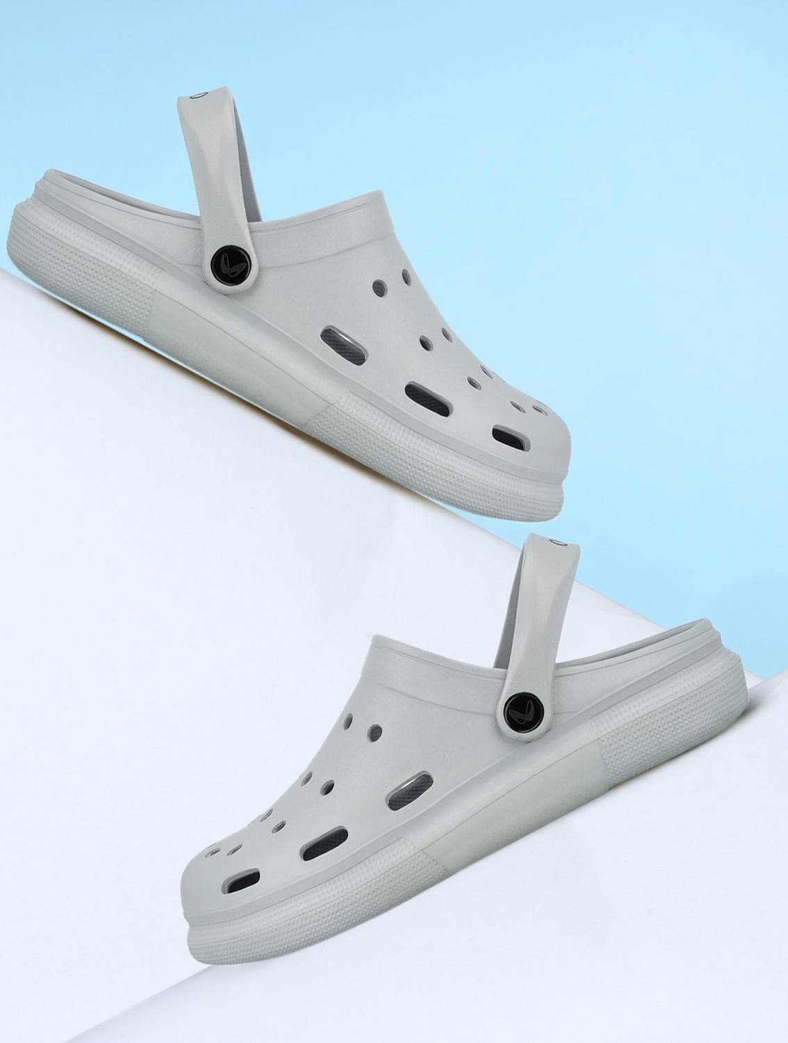WALKAROO Men Clogs