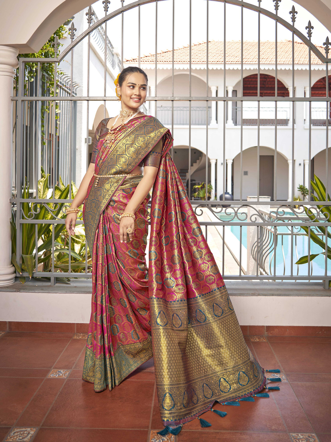 Image of MANOHARI Woven Banarasi Jacquard Saree
