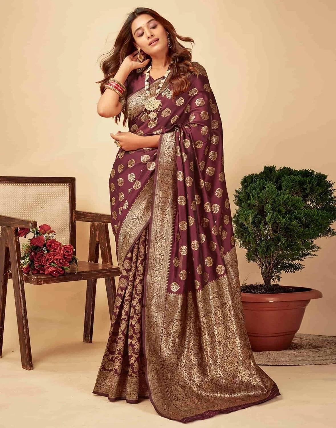 TIGERSNAKE Woven Kasavu Silk Blend Saree (Maroon)