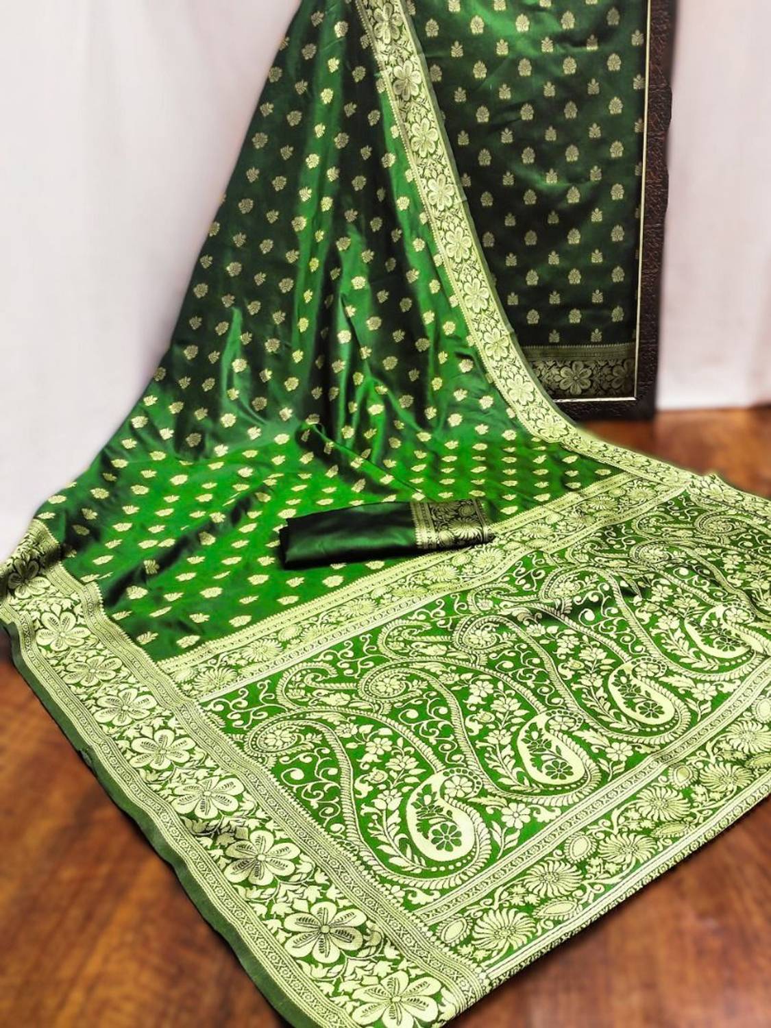 TIGERSNAKE Woven Kasavu Silk Blend Saree (Green)