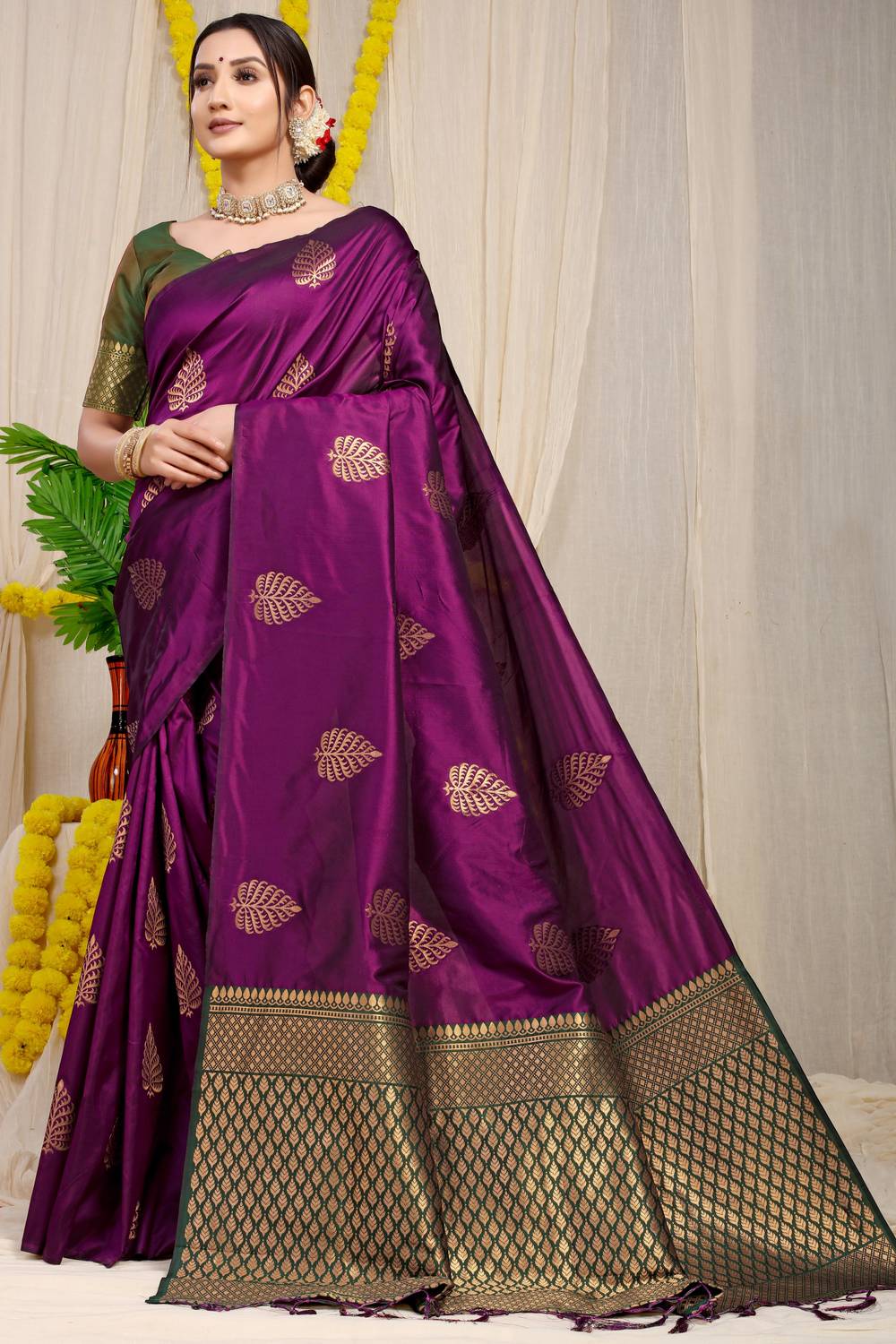 AMIRAT CLOTHING Woven Banarasi Jacquard Saree