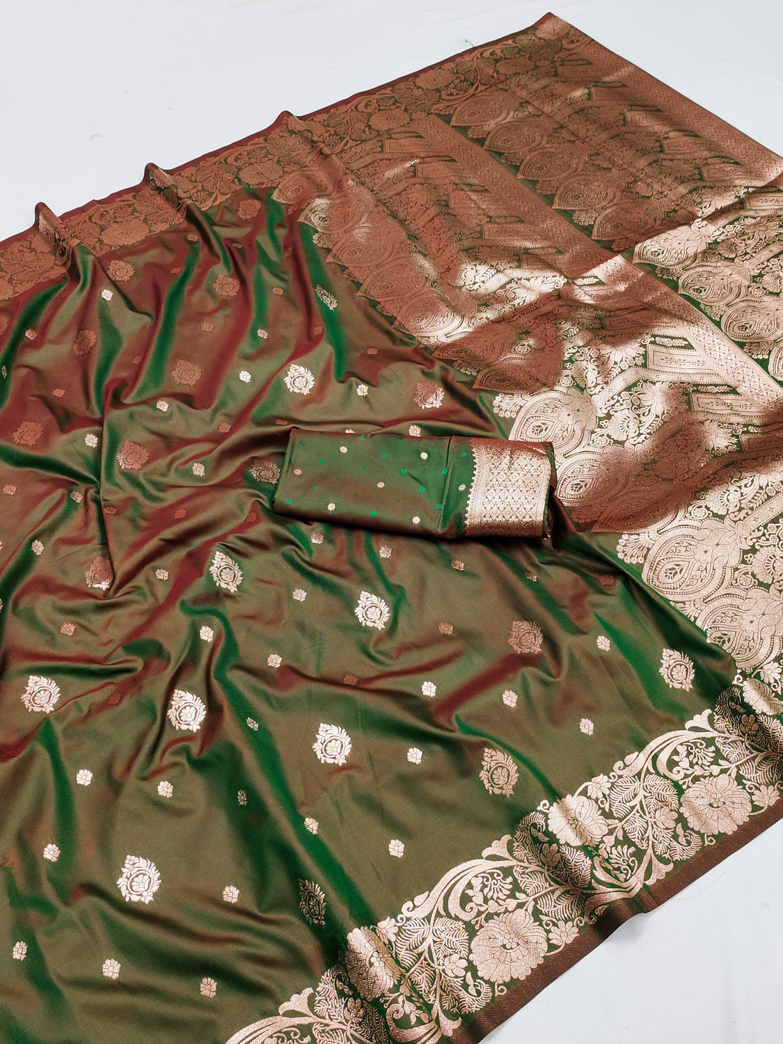 VISVASTA Woven, Floral Print, Paisley Kanjivaram Jacquard, Silk Blend Saree