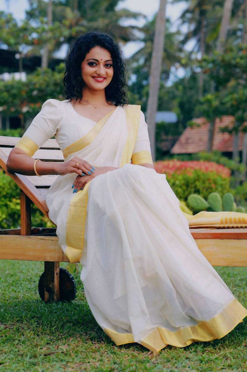 Magneitta Self Design Bollywood Cotton Blend Saree (White)