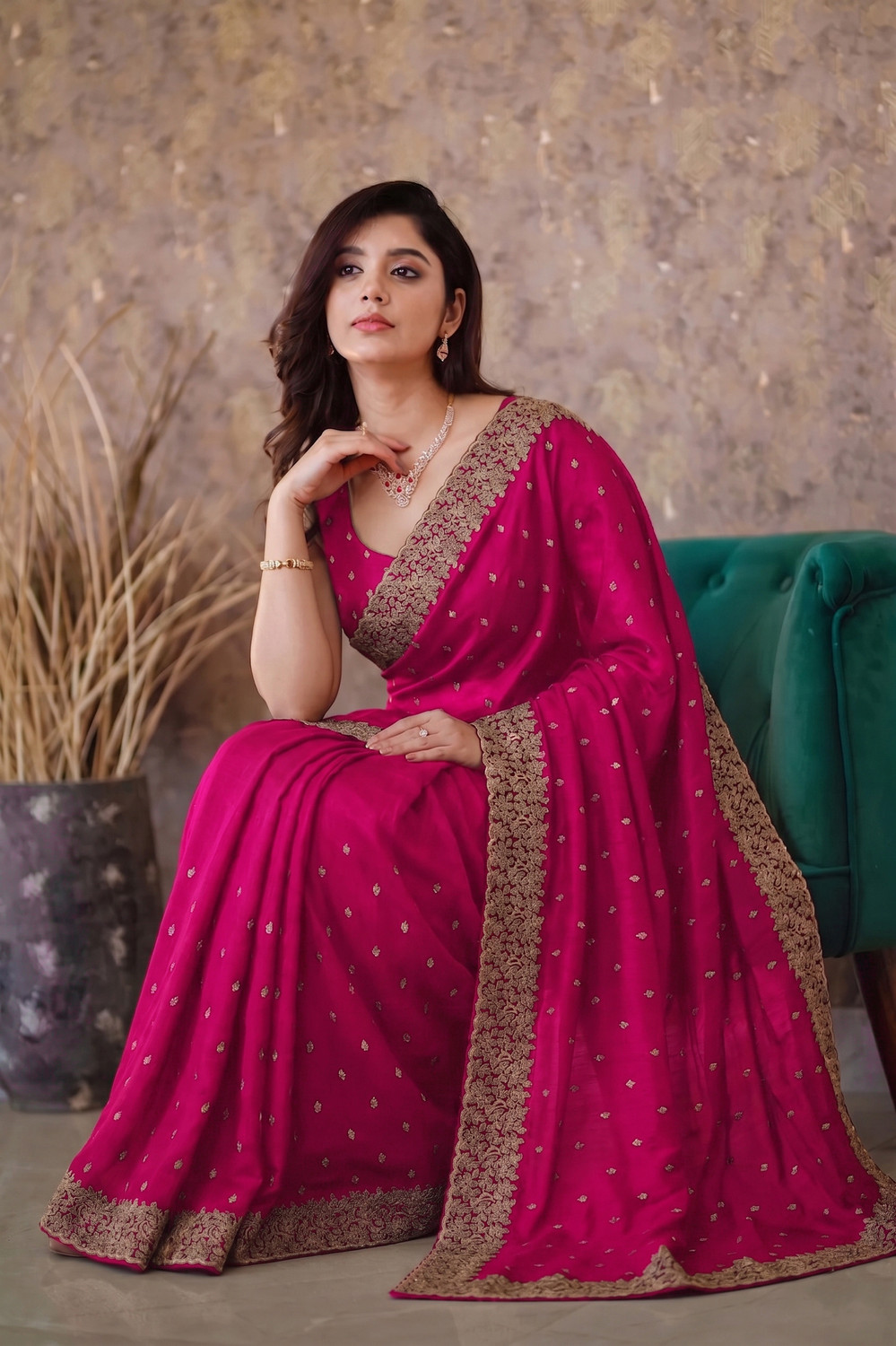 Image of AnjaniTextiles Embellished Handloom Chiffon Saree