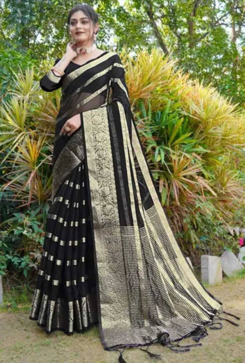 Banaras silk palace Striped Bollywood Organza Saree (Black)