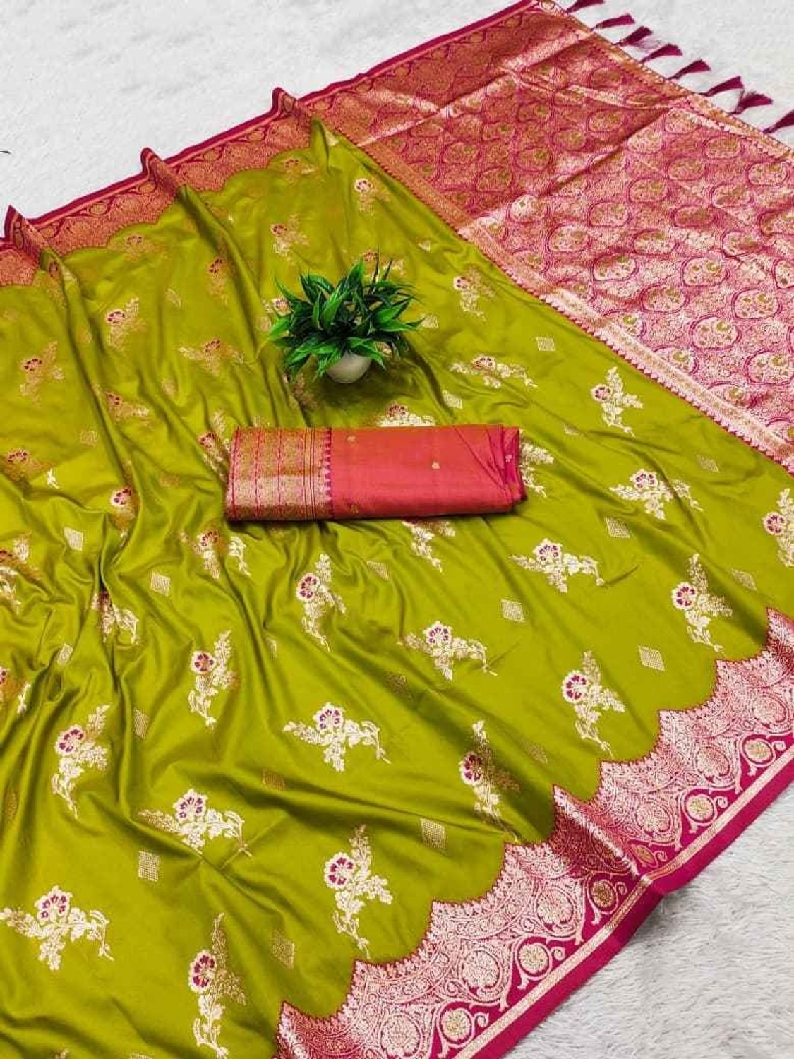 Image of rendol Woven, Floral Print Banarasi Jacquard Saree