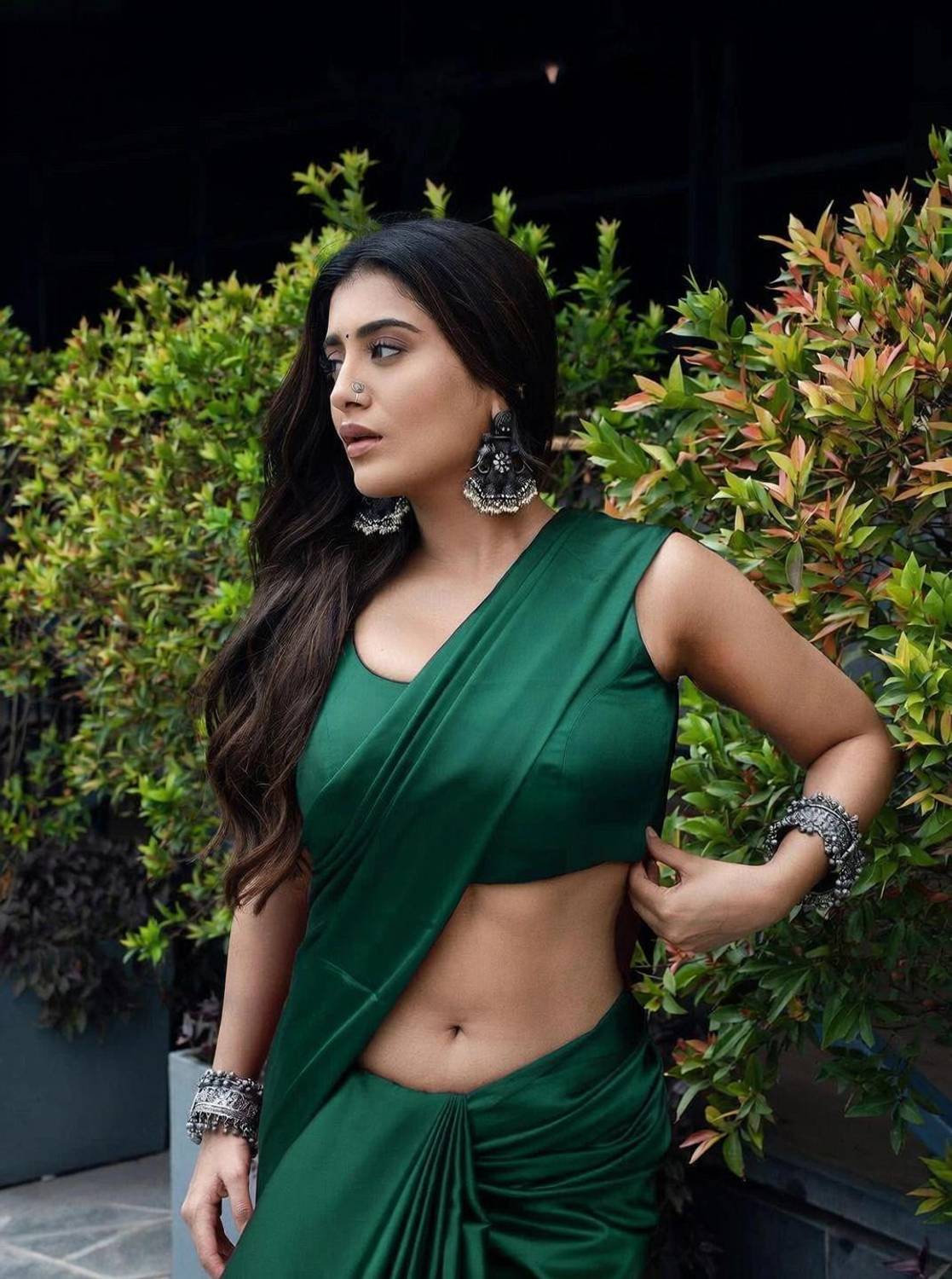 AVANSHEE Solid/Plain Bollywood Satin, Silk Blend Saree