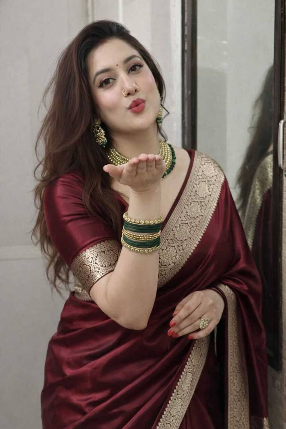 Sijileen Woven Banarasi Satin Saree Red - Image 4