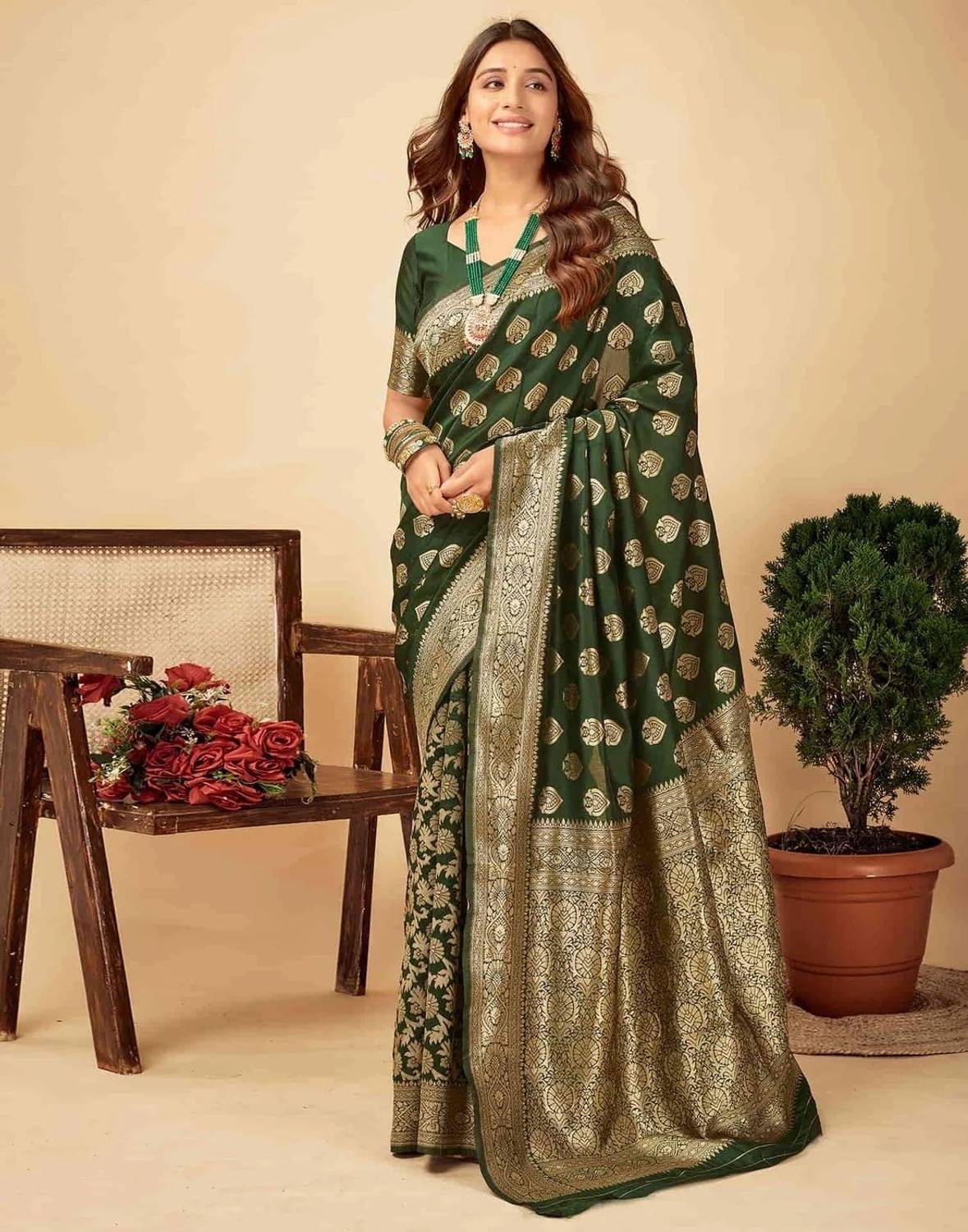 TIGERSNAKE Woven Kasavu Silk Blend Saree (Dark Green)