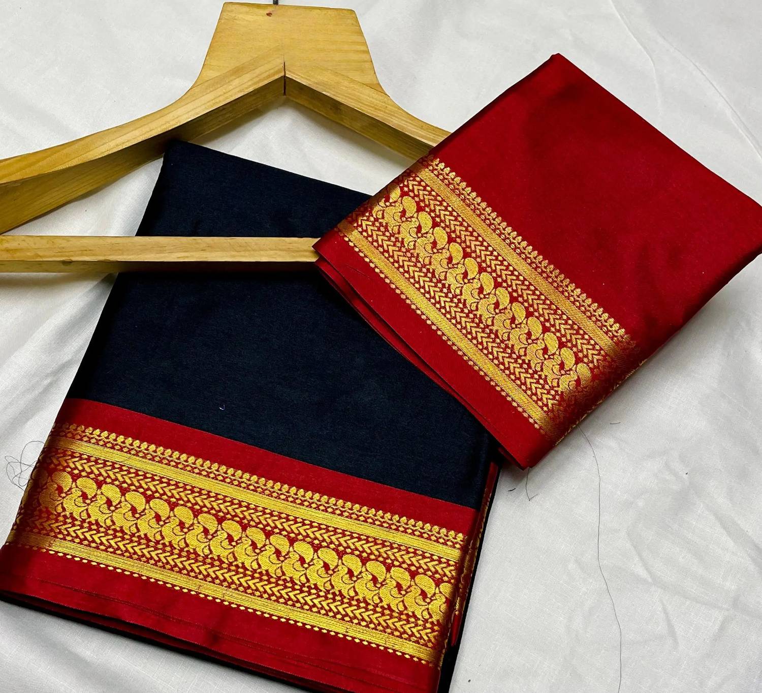 AMARQUEEN Woven Maheshwari Cotton Silk Saree