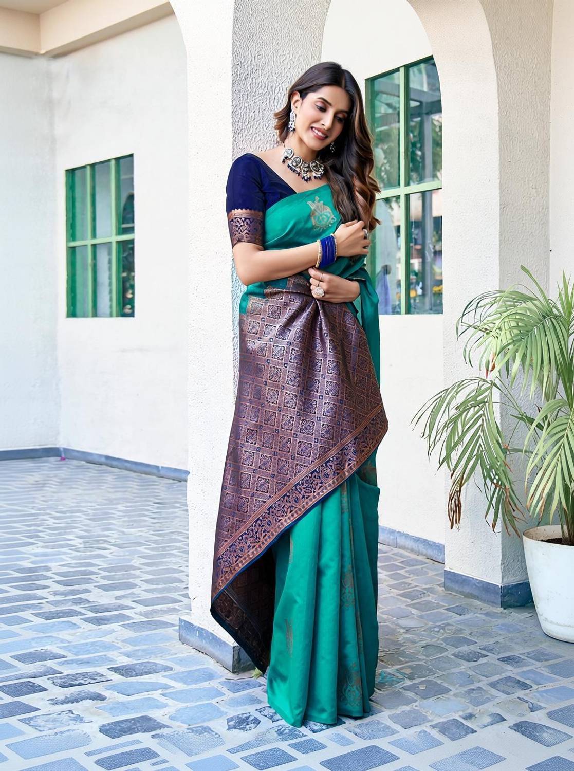 AVANTIKA FASHION Woven Kanjivaram Pure Silk, Art Silk Saree