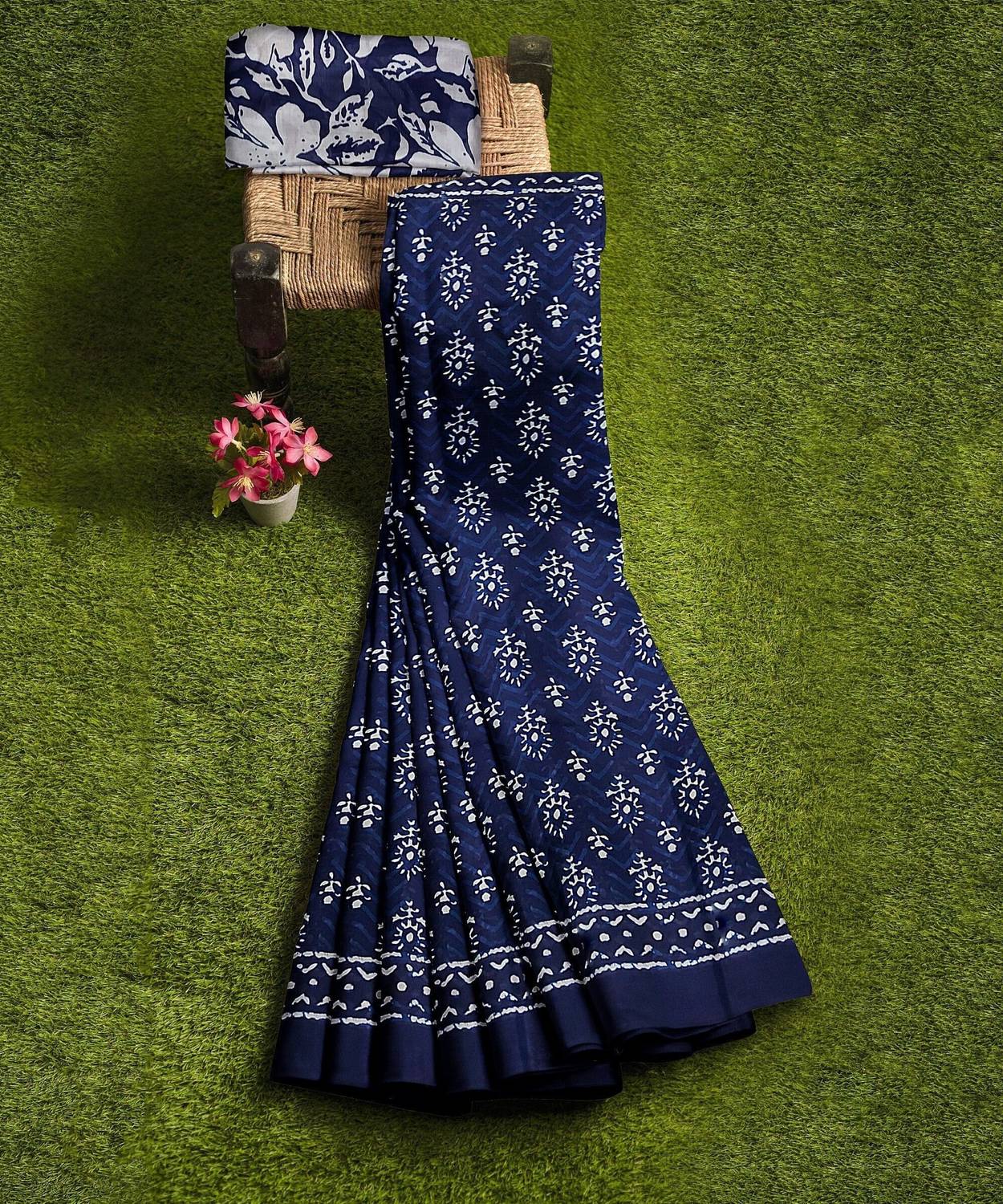 LOVWEAR Floral Print Daily Wear Pure Cotton Saree (Blue)
