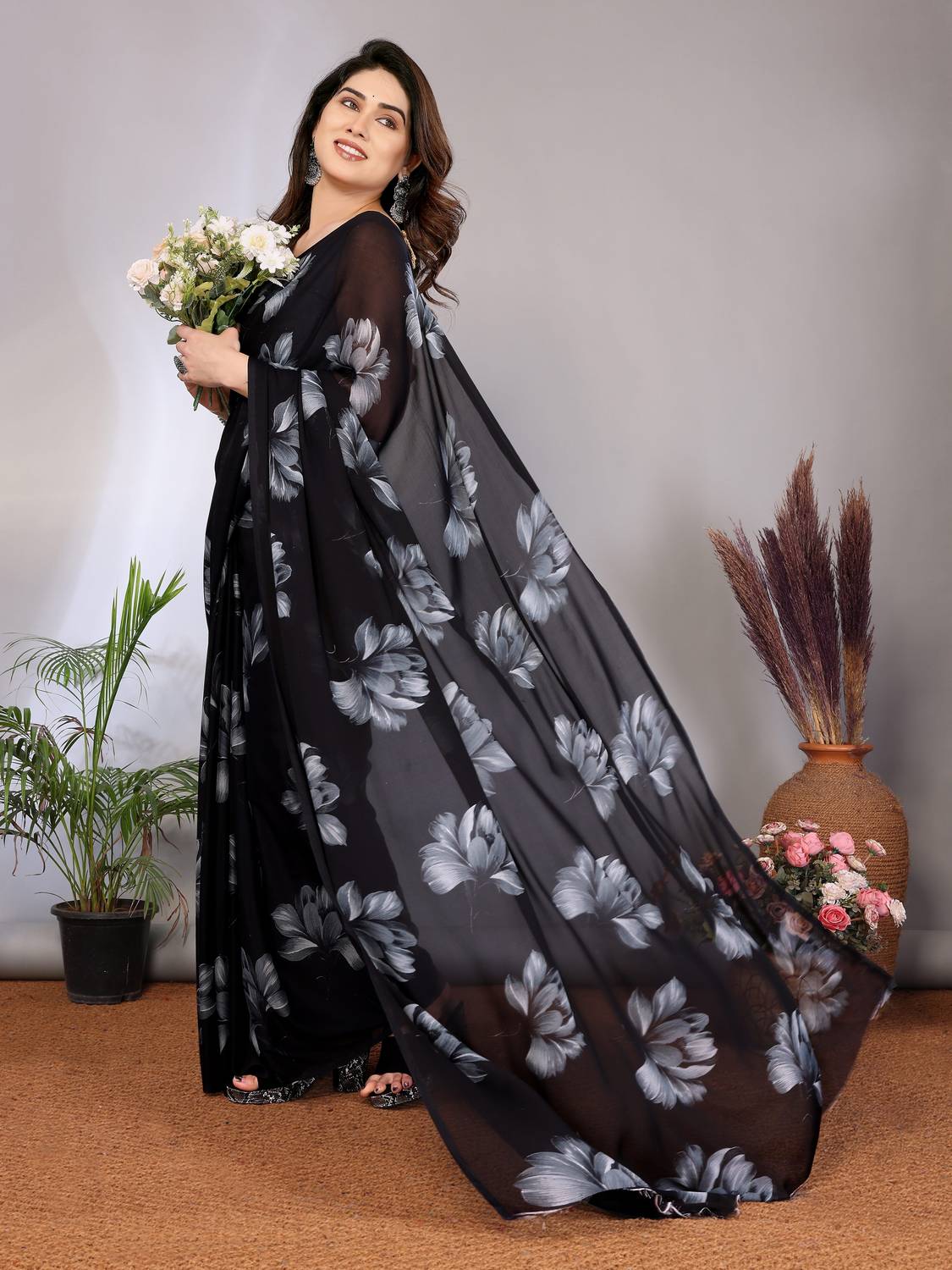 VJ FASHION Floral Print Daily Wear Georgette Saree (Black, White)