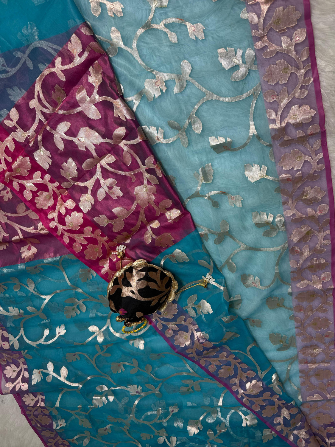 Image of HEENA Woven Jamdani Muslin Saree
