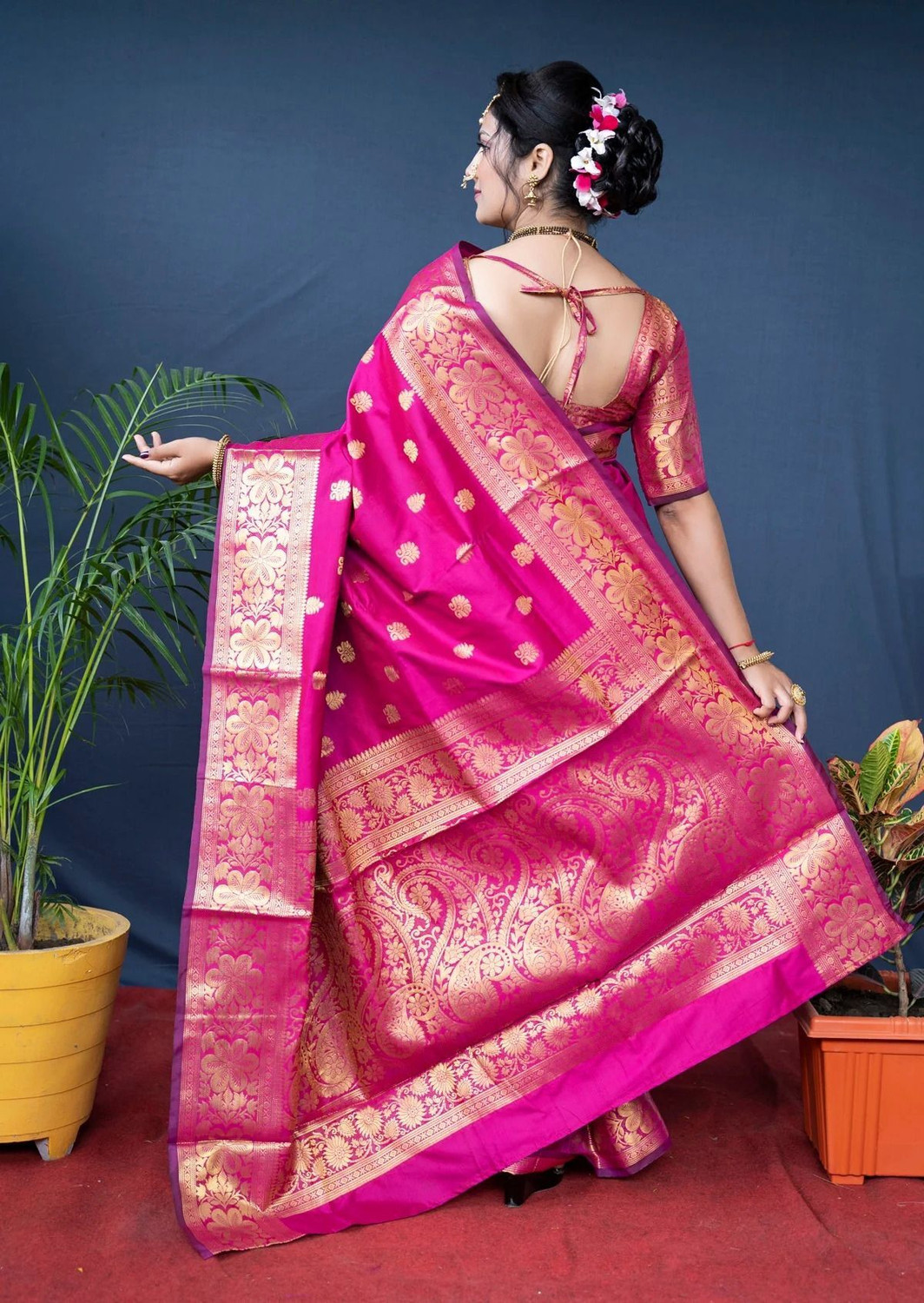 Image of SHREE HARI TEXTILES Printed, Floral Print Banarasi Silk Blend, Jacquard Saree