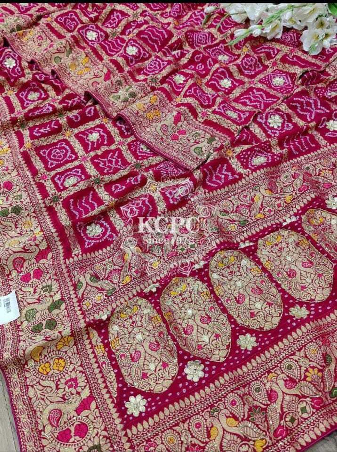 Image of Gajj Kesari World Tie-Dye, Woven, Geometric Print Bandhani Chanderi Saree