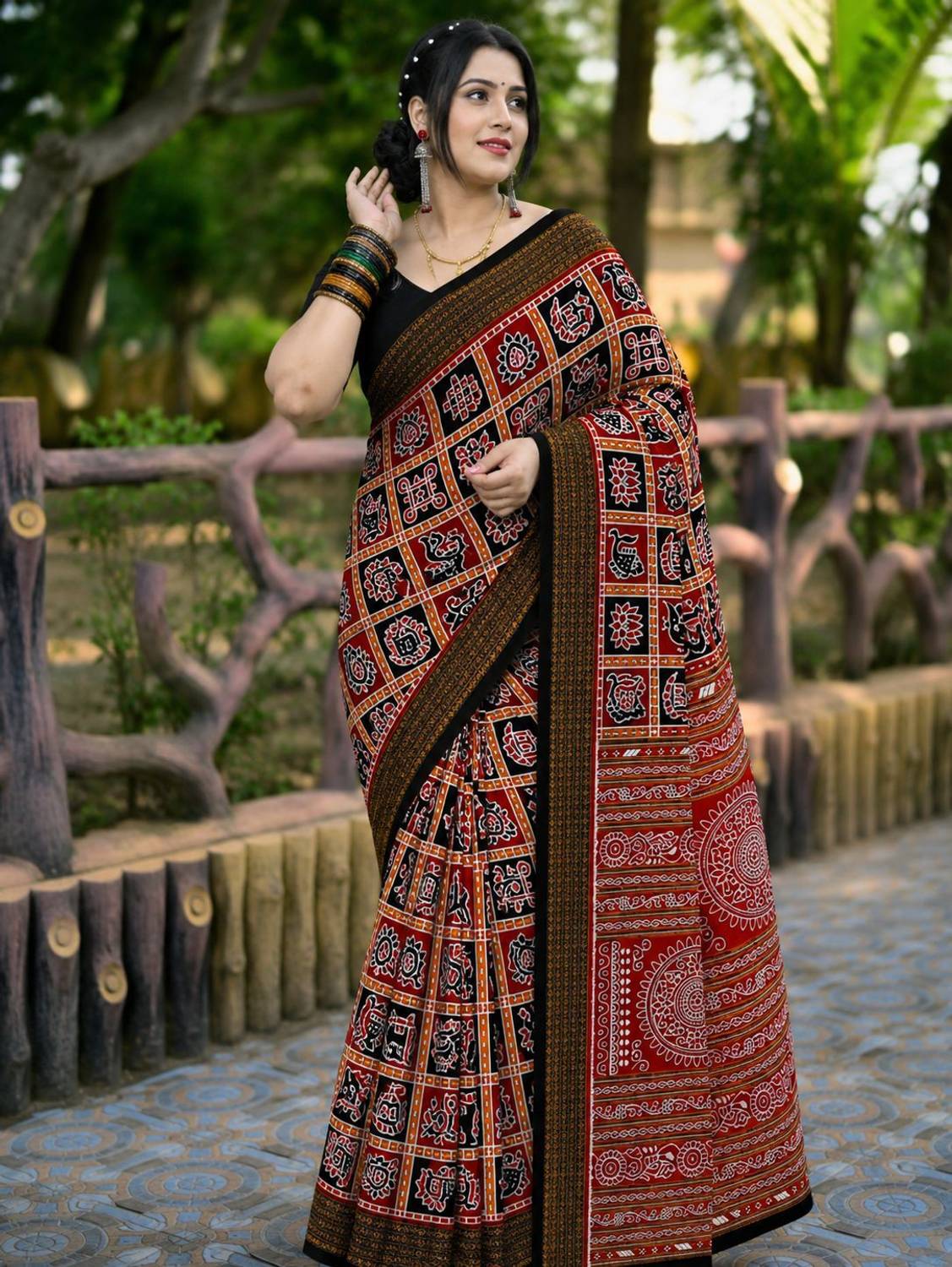 AARUSHRI Printed Sambalpuri Cotton Blend Saree