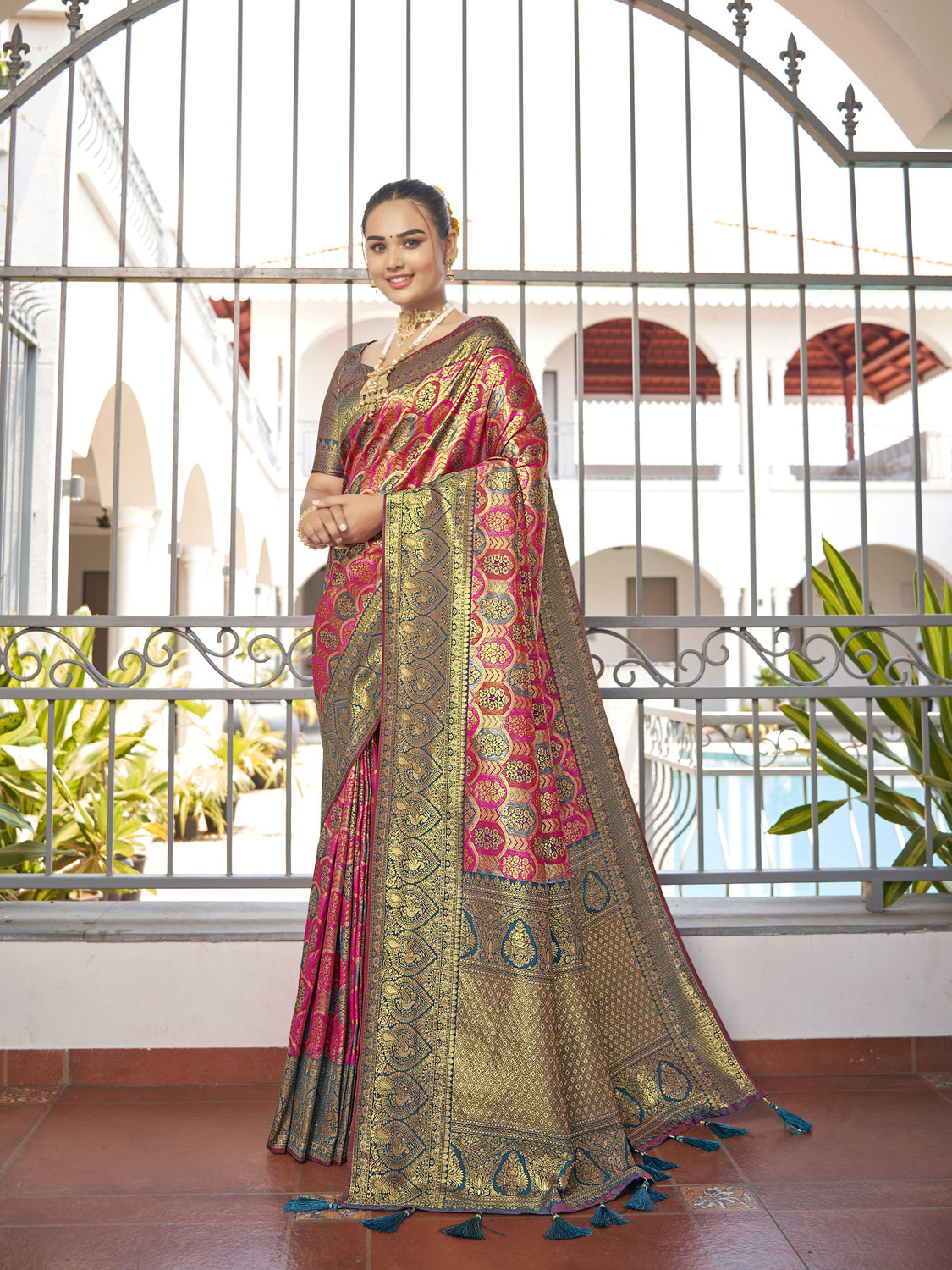 Image of MANOHARI Woven Banarasi Jacquard Saree