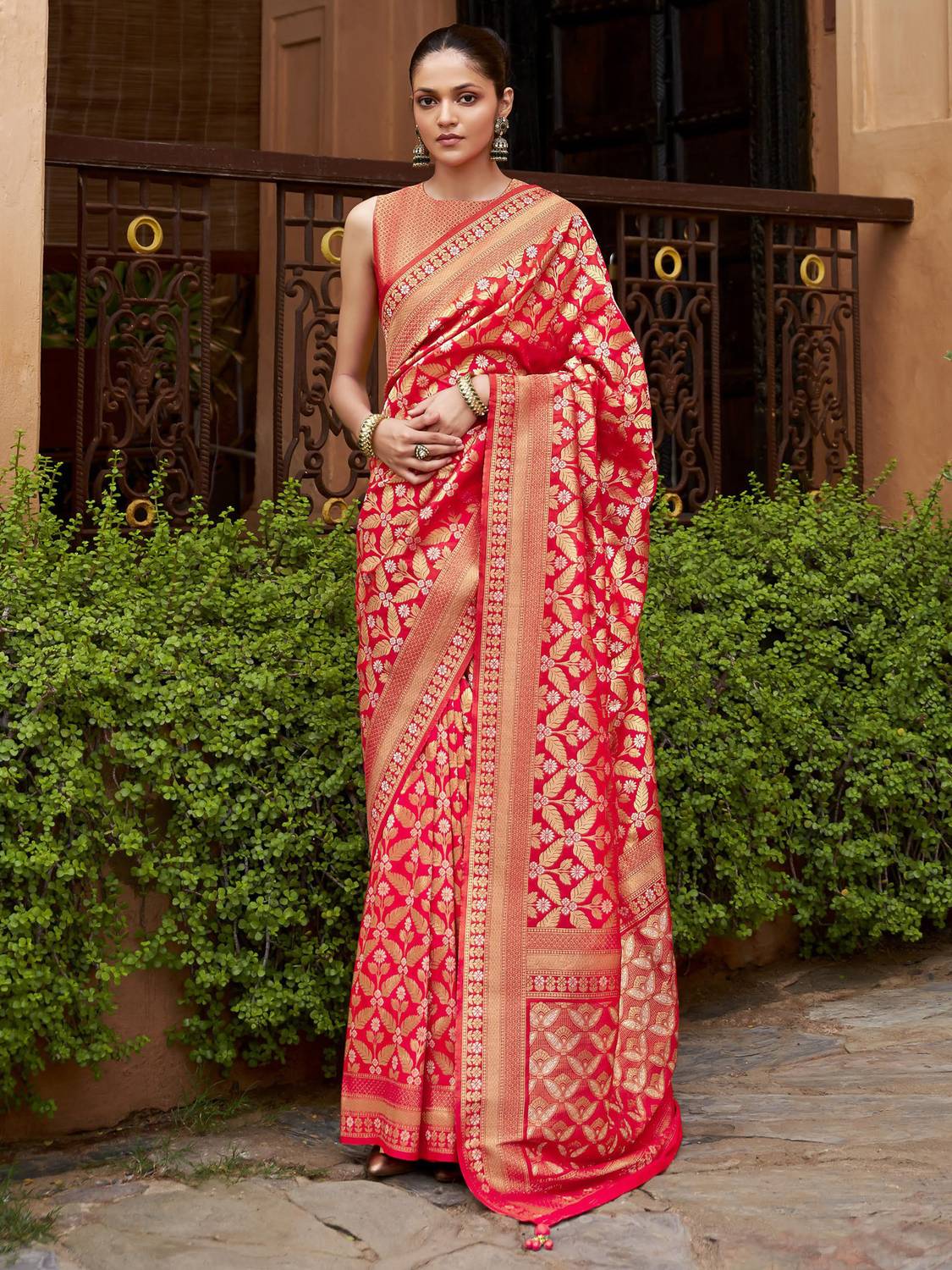 Divastri Woven Banarasi Silk Blend Saree Red - Image 3