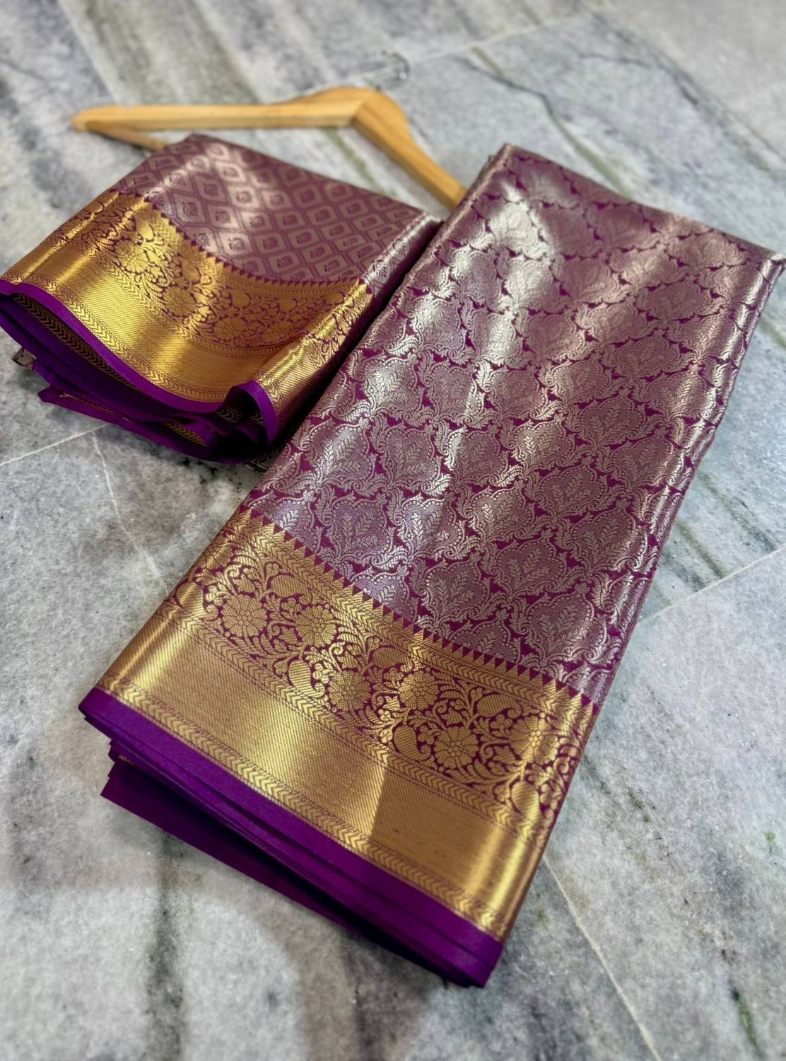 Akram Textiles Hub Woven Banarasi Tissue, Art Silk Saree