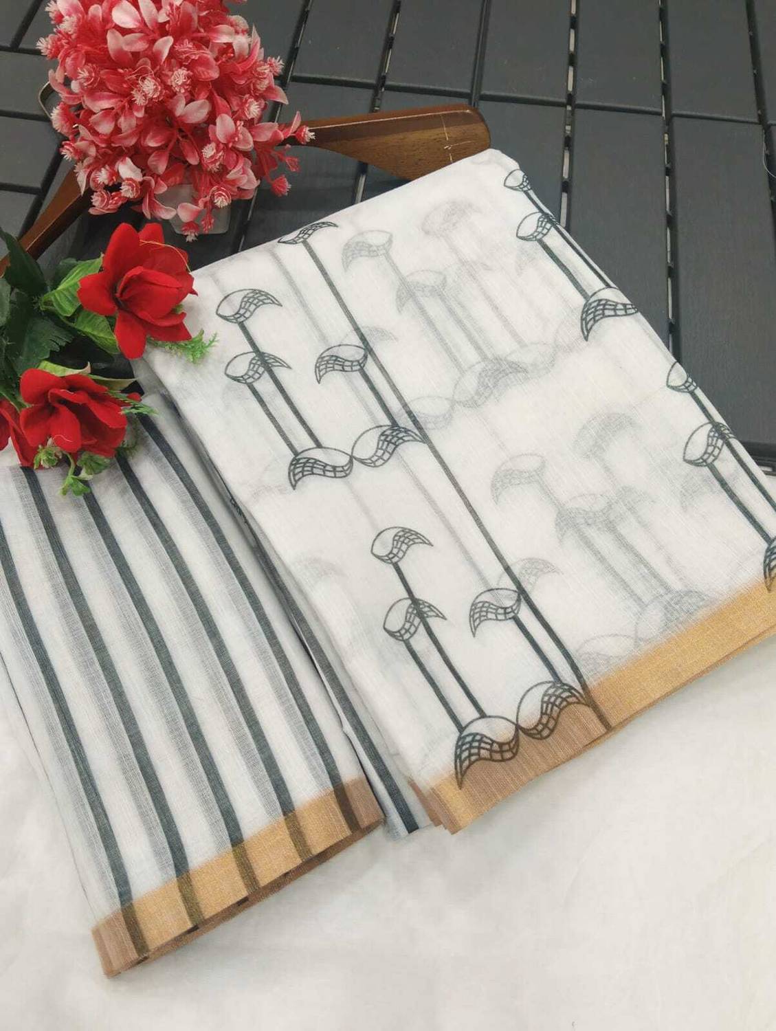 AARAANA Floral Print, Striped Kanjivaram Linen, Cotton Linen Saree