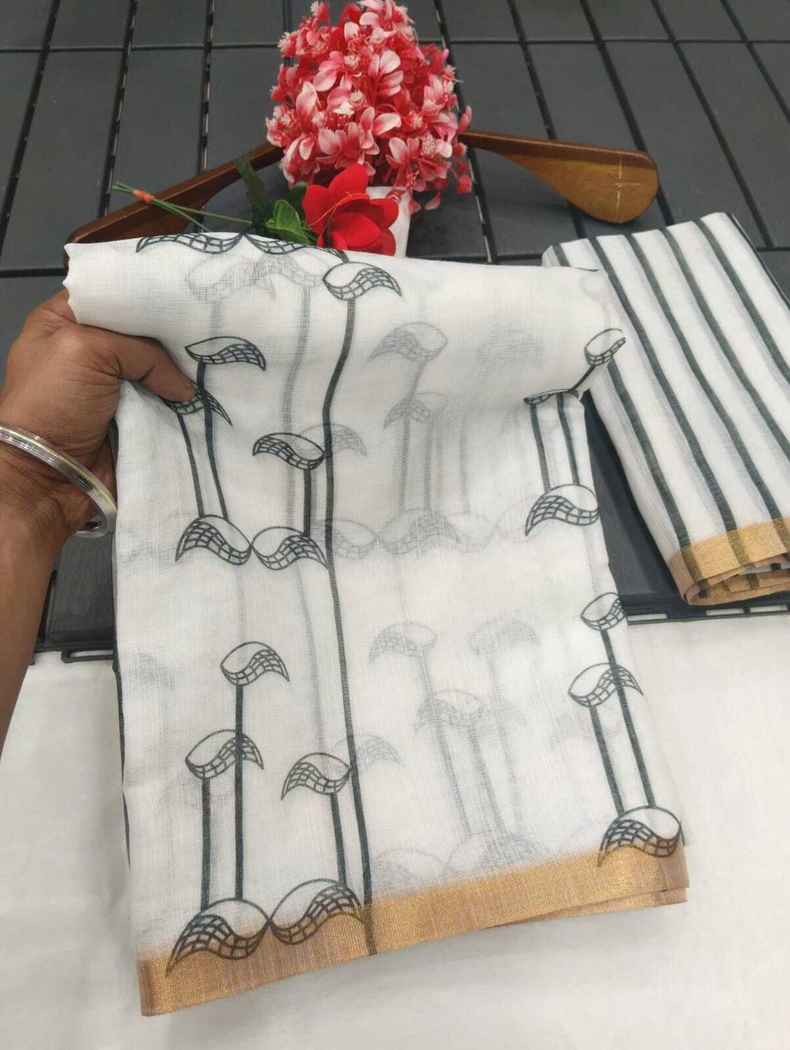 AARAANA Floral Print, Striped, Animal Print Kanjivaram Linen, Cotton Linen Saree