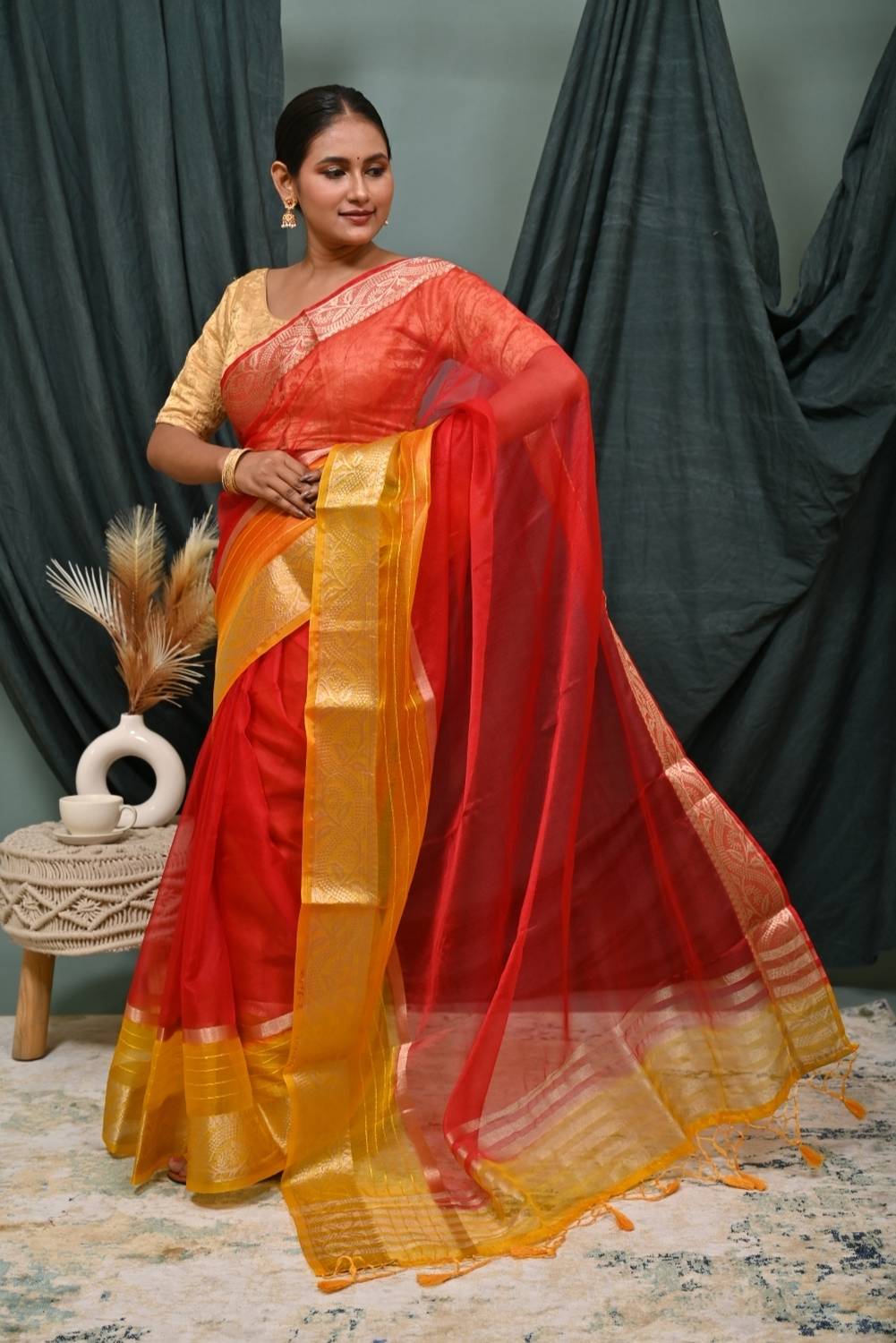 Banaras silk palace Embellished Bollywood Organza Saree (Red)