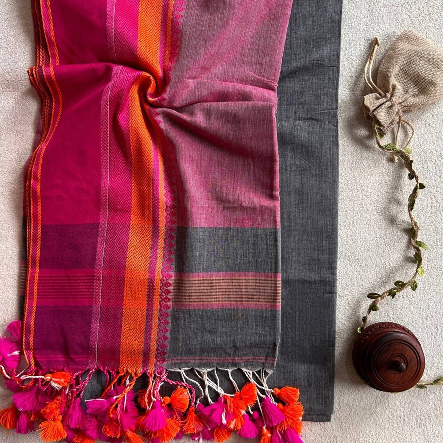 AGAMONI Woven Handloom Cotton Blend Saree
