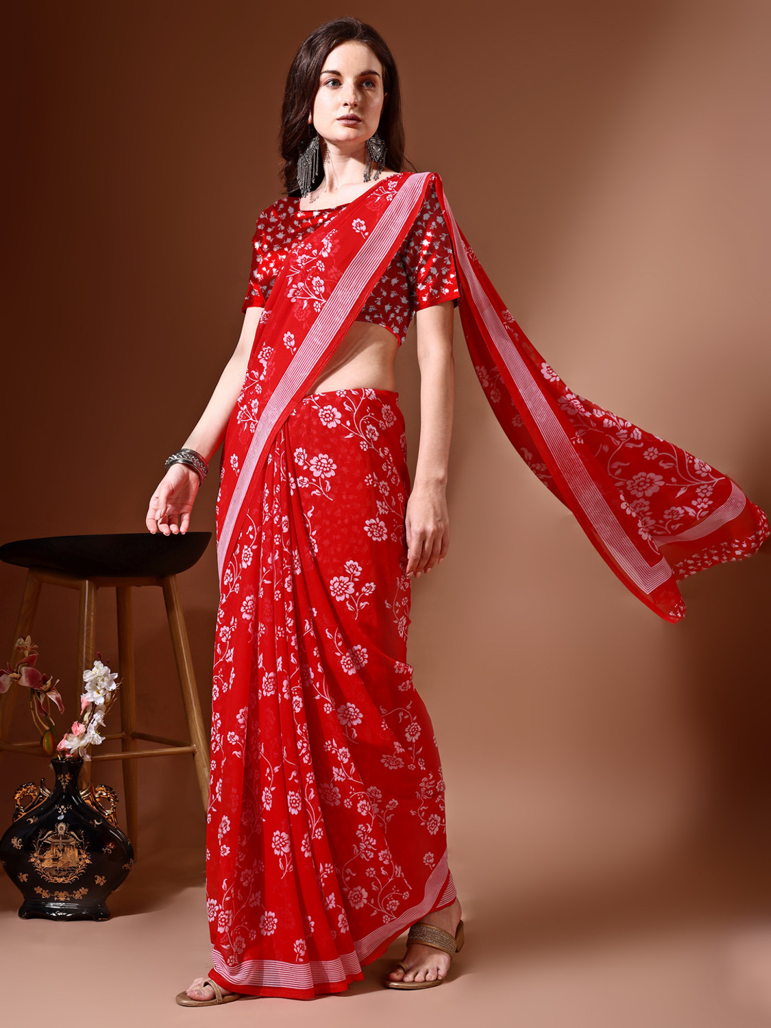 Image of VIBHAGYAA Floral Print, Printed Daily Wear Chiffon Saree (Red, White)