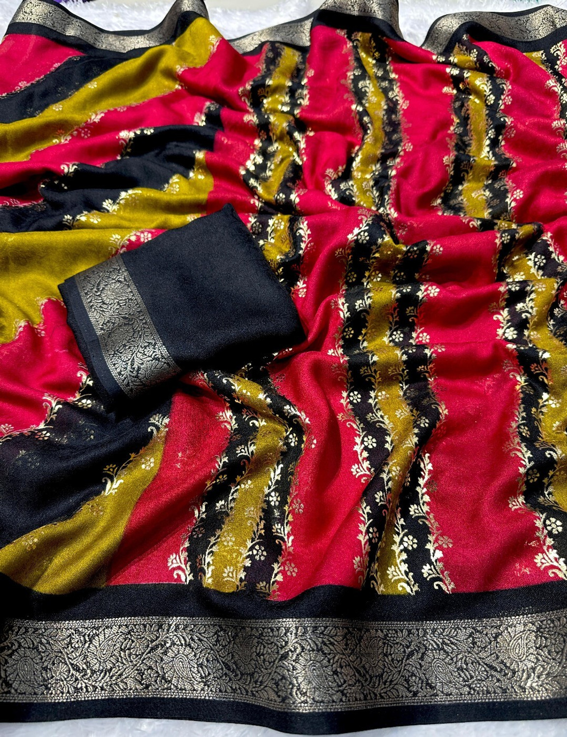 Image of SHIKSHU POINT Printed, Floral Print, Striped Daily Wear Chiffon Saree