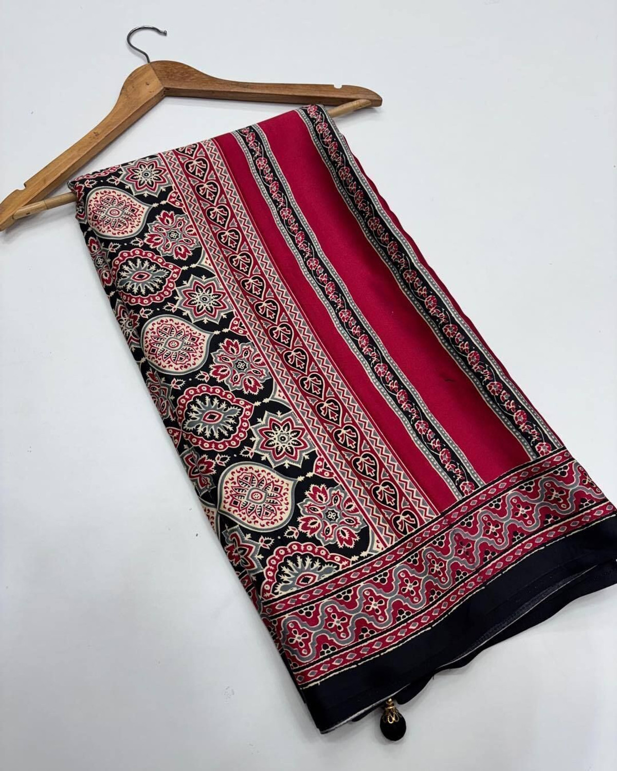 Image of BADE SUHANE Printed Daily Wear Crepe Saree
