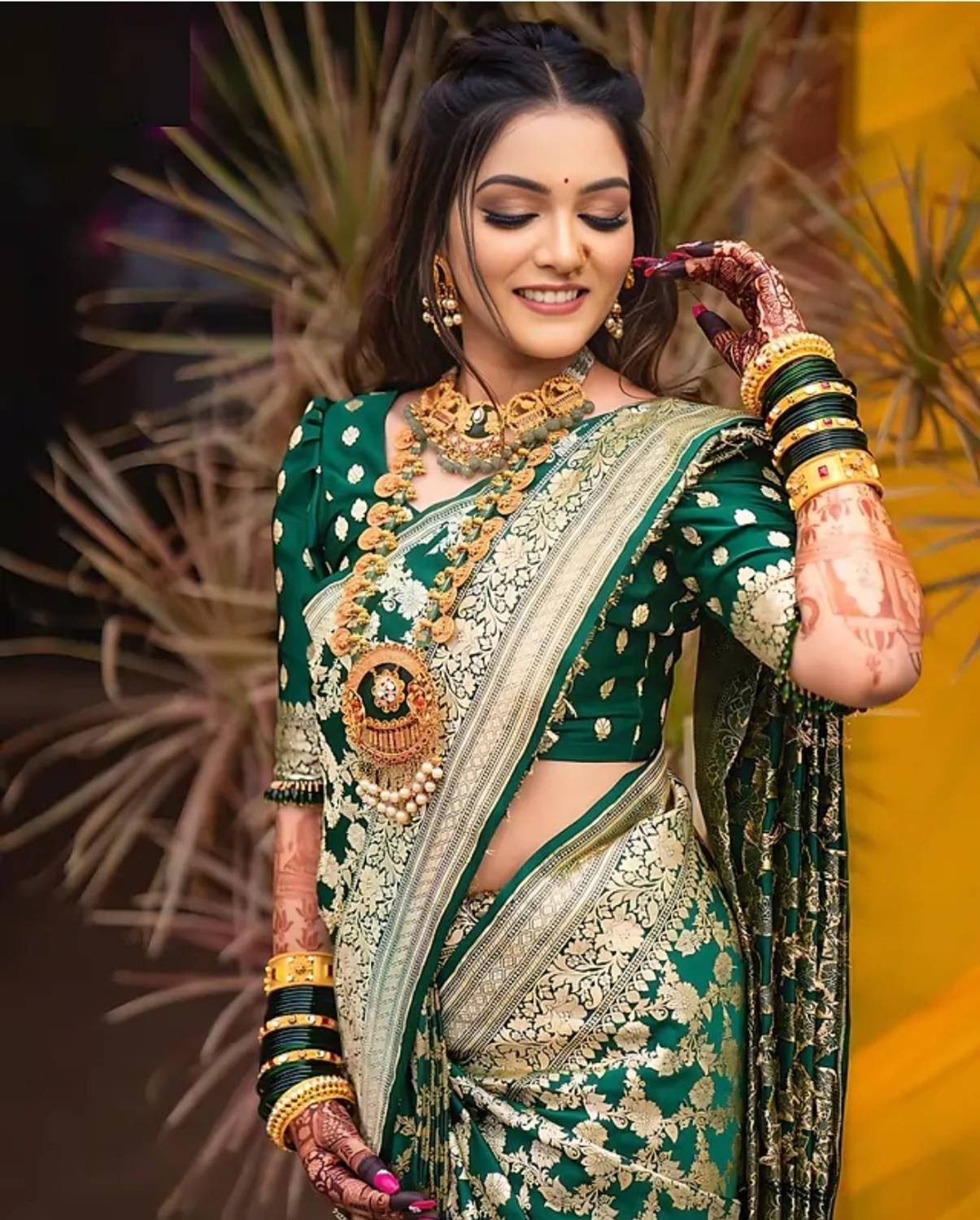 Banaras silk palace Woven Banarasi Silk Blend Saree (Green)
