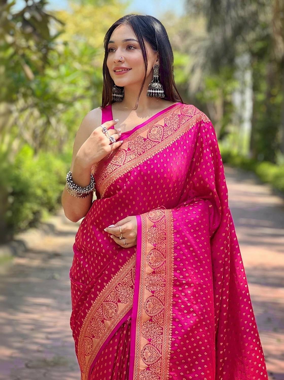 AVANTIKA FASHION Woven, Paisley, Floral Print Kanjivaram Pure Silk, Art Silk Saree