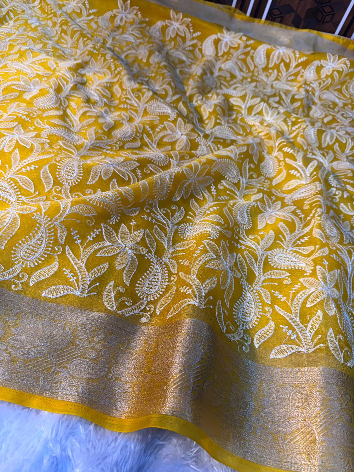 Banaras silk palace Embroidered Banarasi Organza Saree (Yellow)