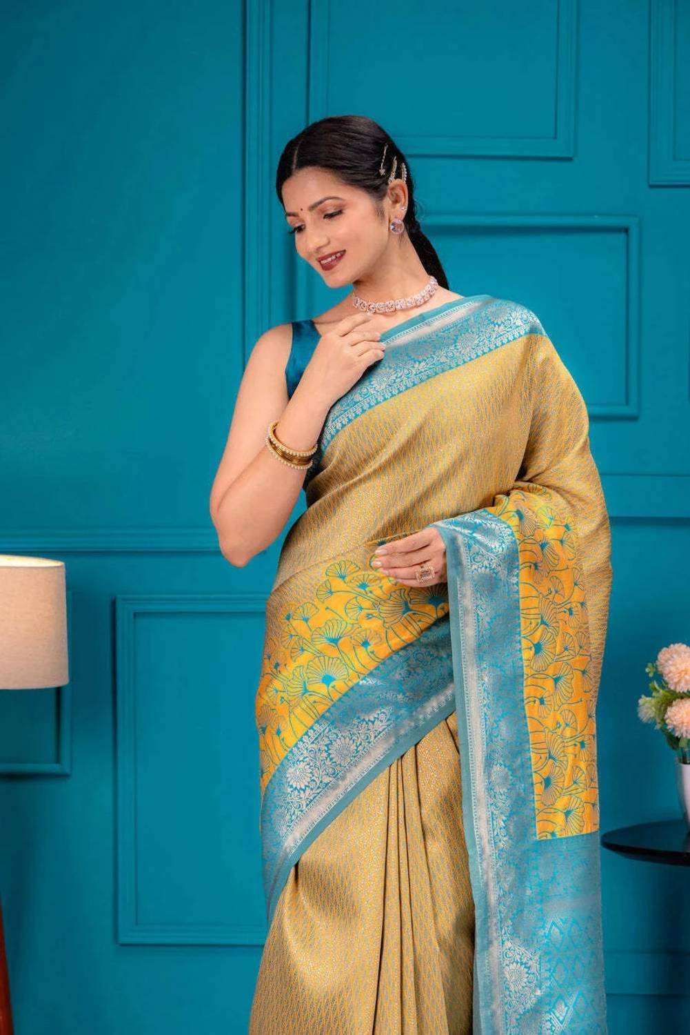 AVANTIKA FASHION Woven Kanjivaram Pure Silk, Art Silk Saree (Yell