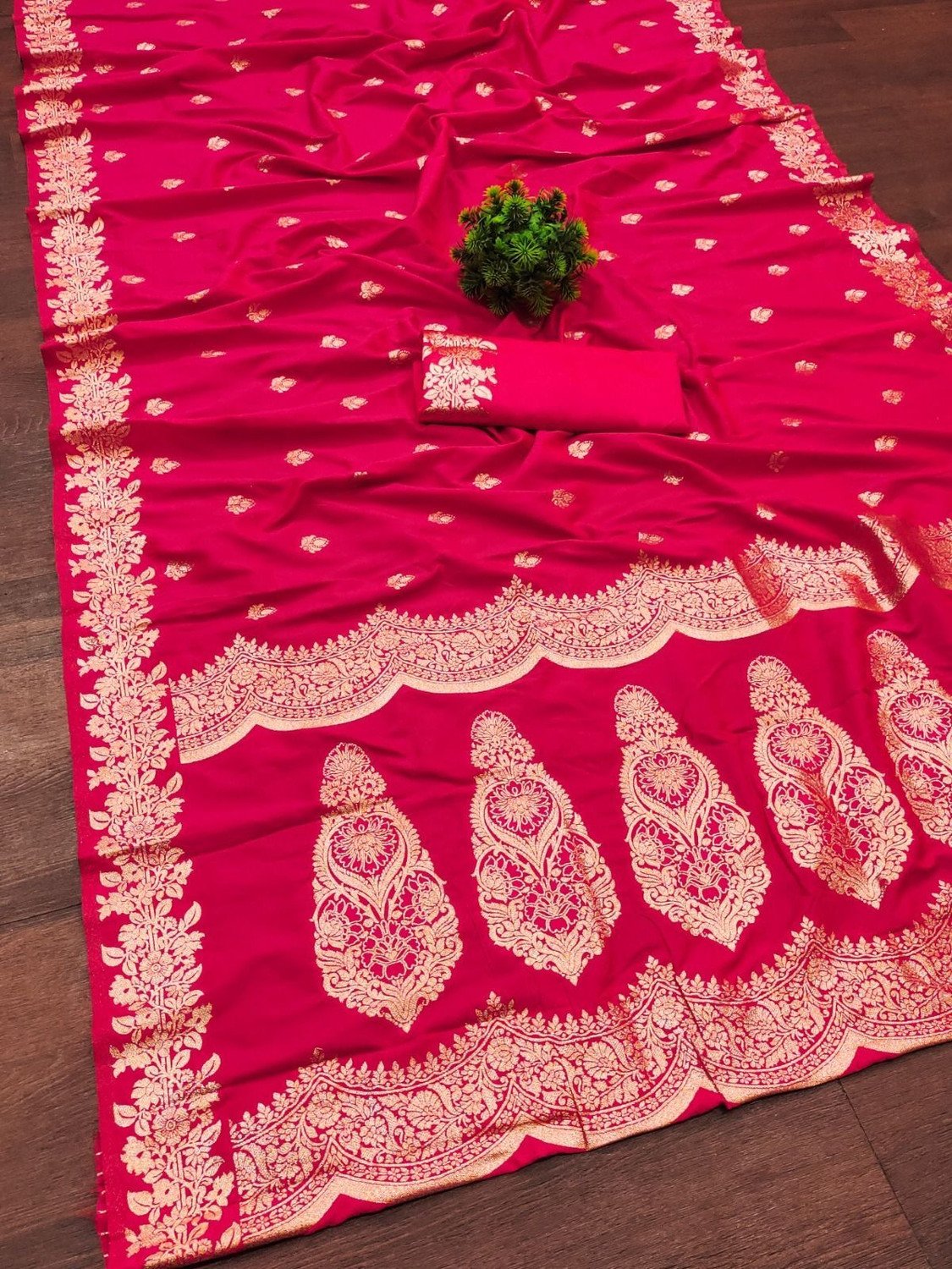 Image of nikchi hub Temple Border Banarasi Pure Silk Saree