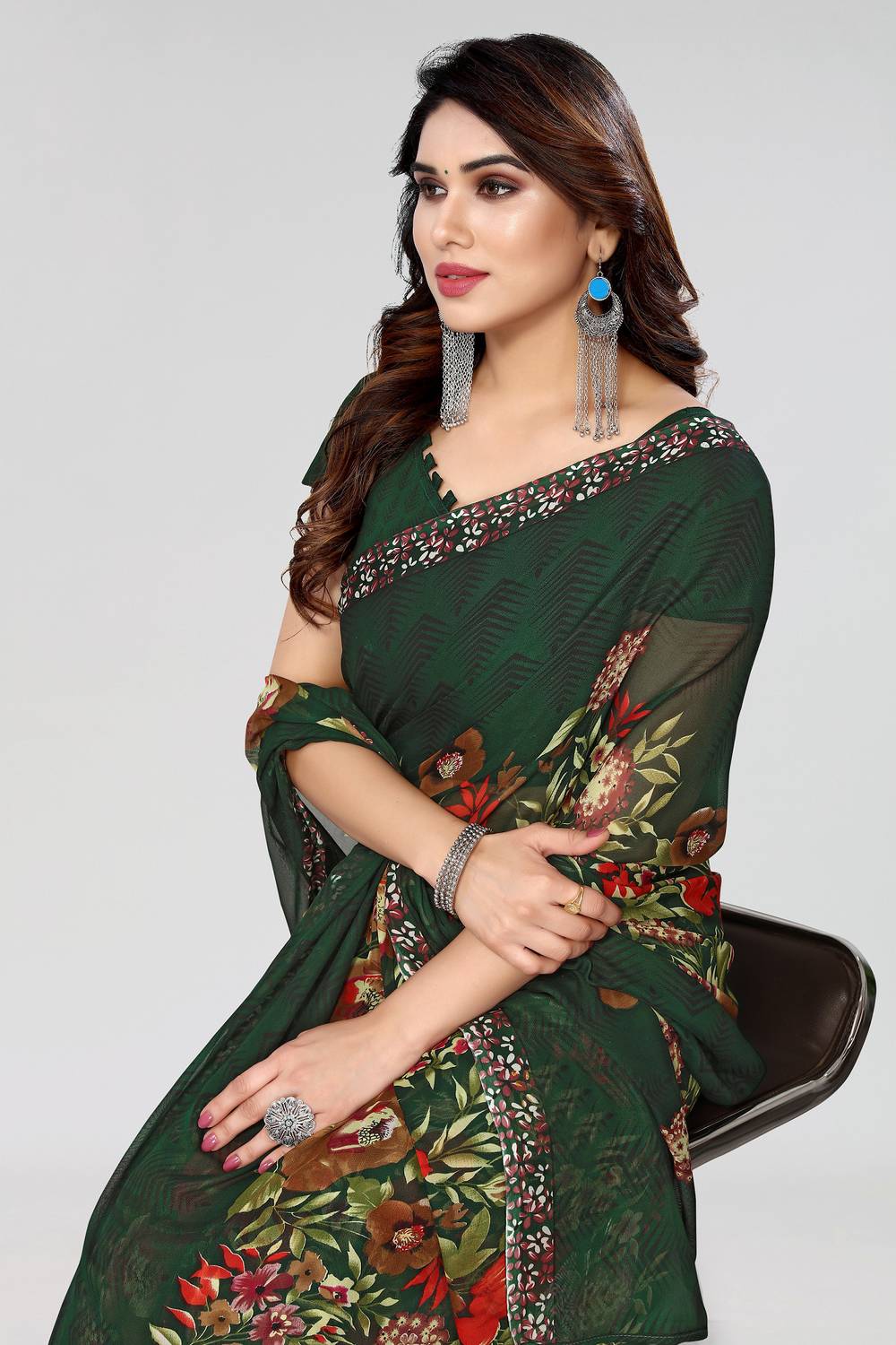 ANIRAV प्रिंटेड रोज़ पहनने वाली जोर्जेट साड़ी - Image 1