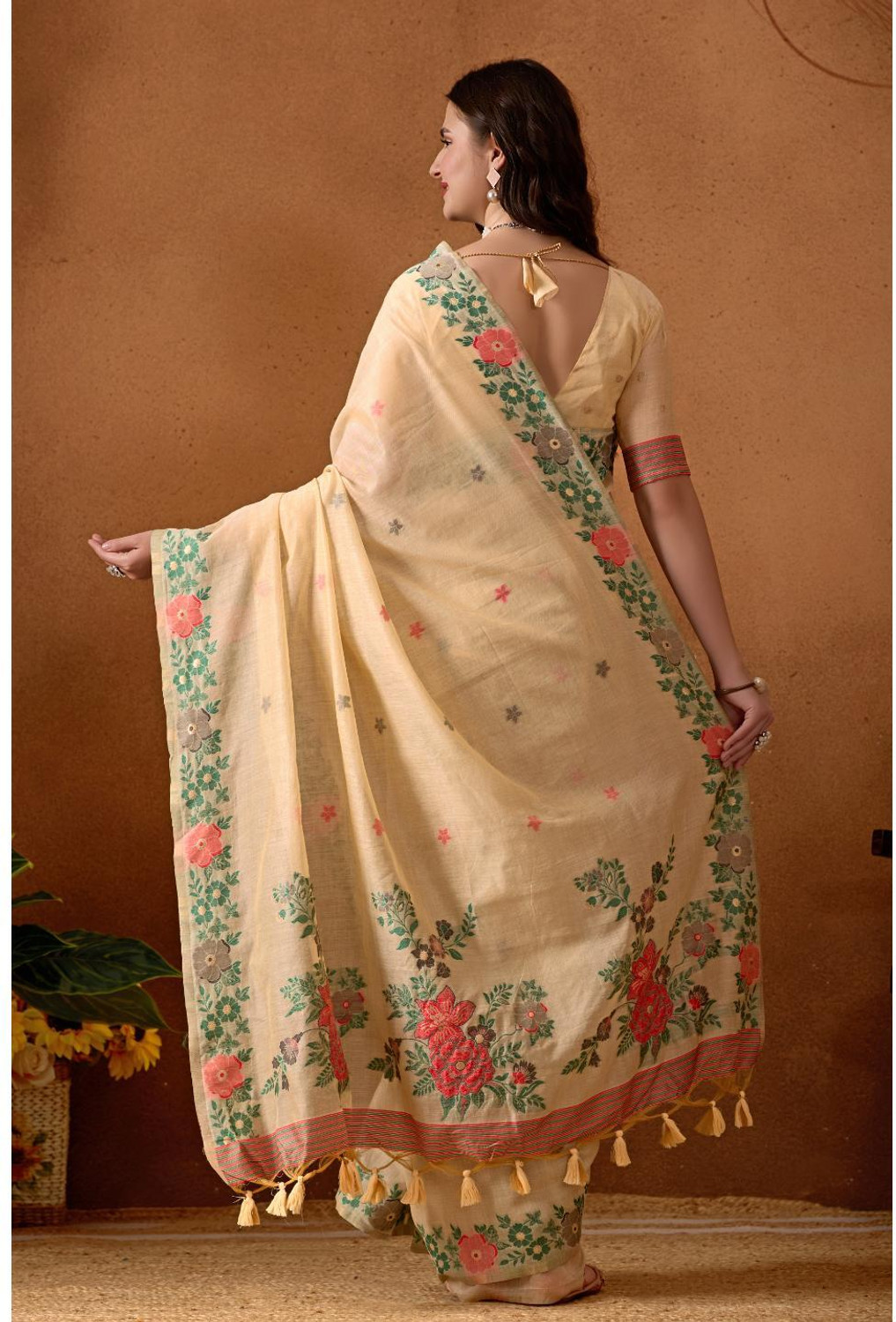 Image of Kathavastra Printed, Floral Print Chanderi Cotton Blend Saree (Cream)