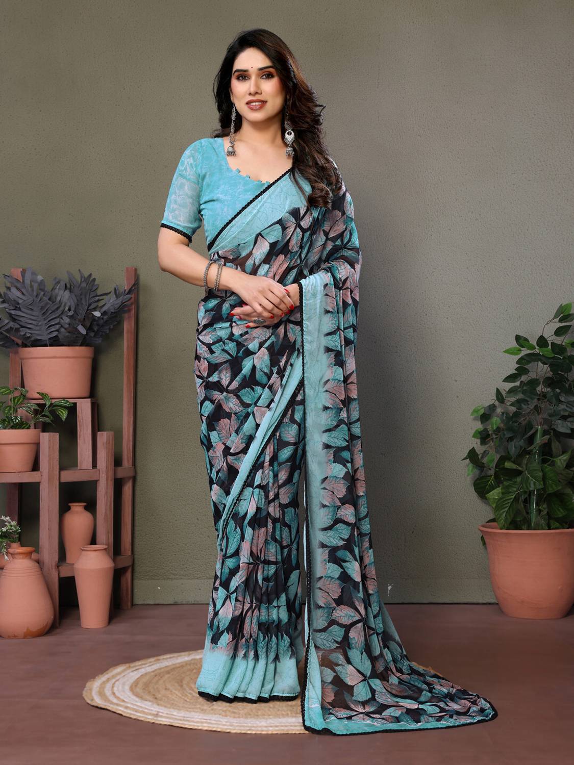 AWESOME Printed, Floral Print Bollywood Georgette, Silk Blend Saree