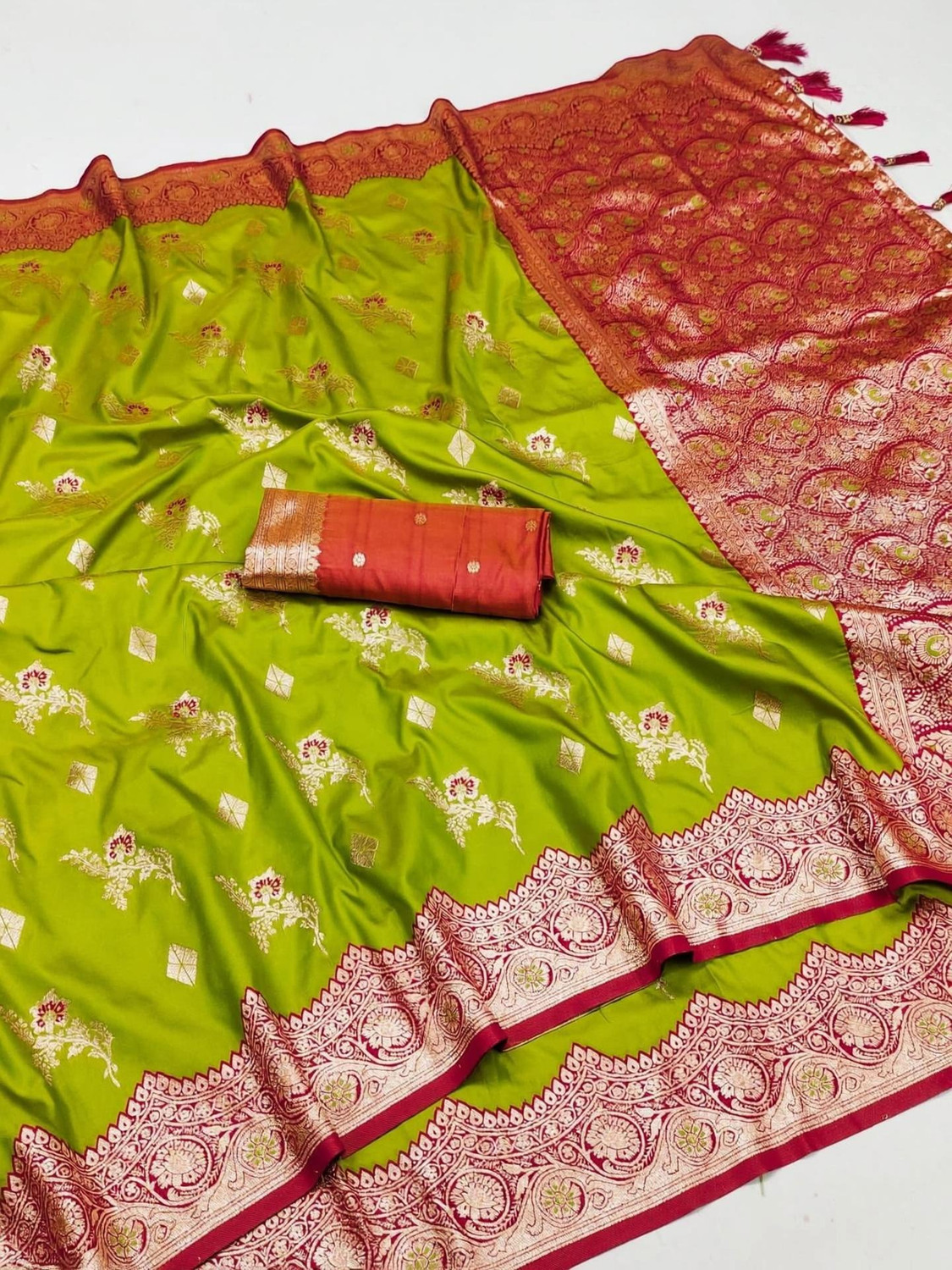 Image of rendol Woven, Floral Print Banarasi Jacquard Saree