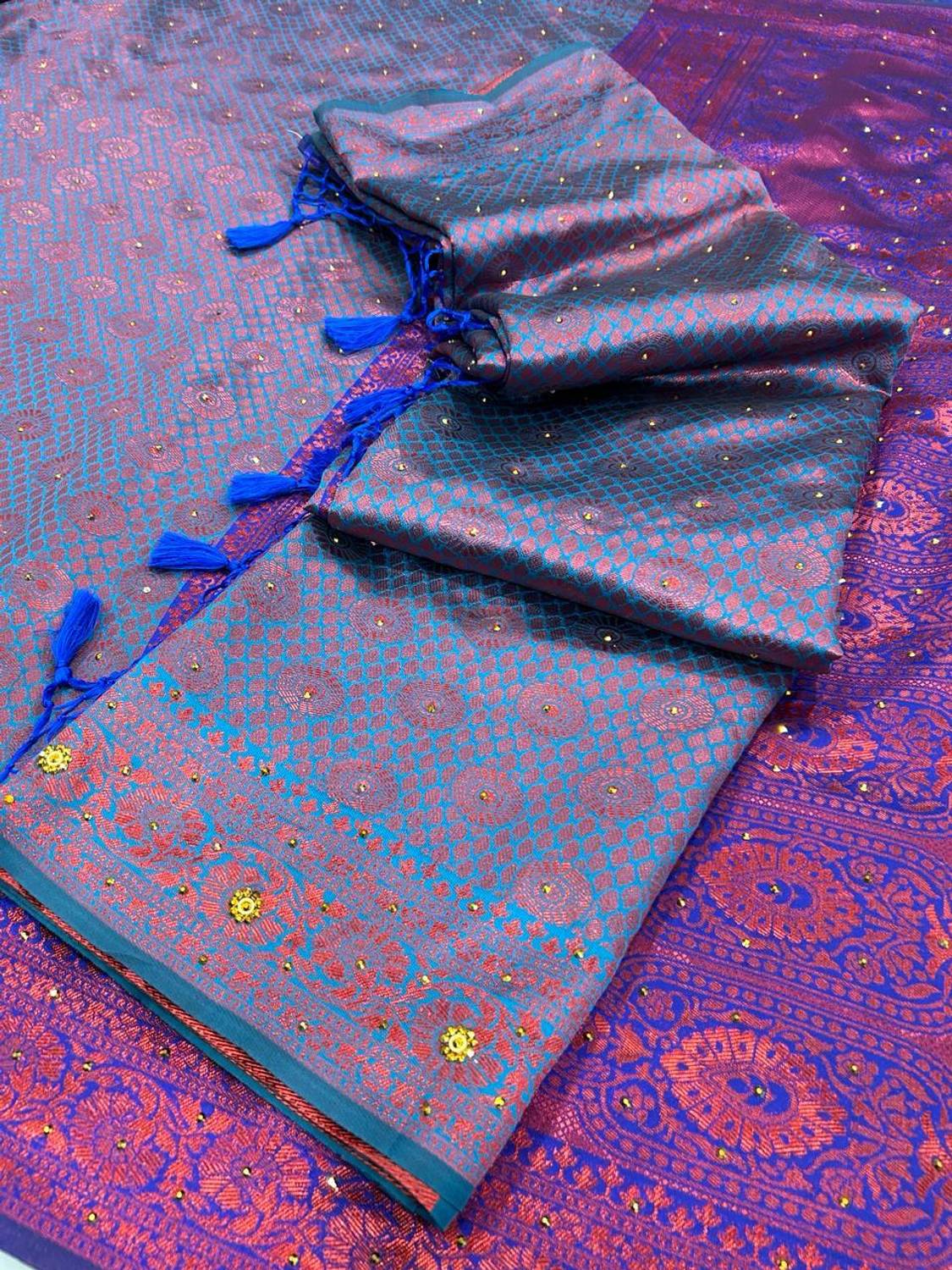 Banaras silk palace Woven Banarasi Silk Blend Saree