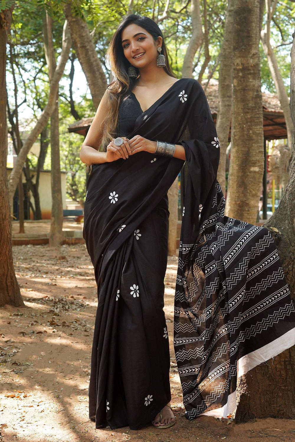 Image of Teejh Floral Print, Geometric Print Daily Wear Cotton Blend Saree