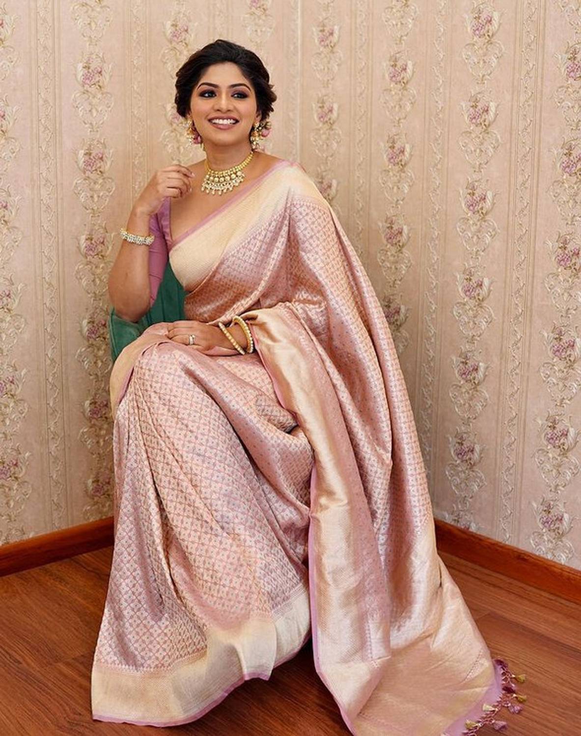 AIREVO Self Design, Woven Kanjivaram Art Silk Saree