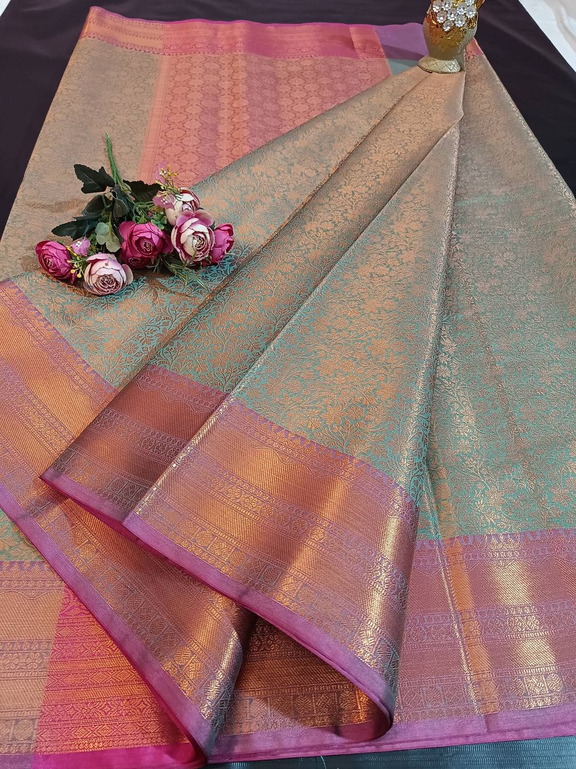 Tahira creation Woven Kanjivaram Tissue Saree (Dark Green)