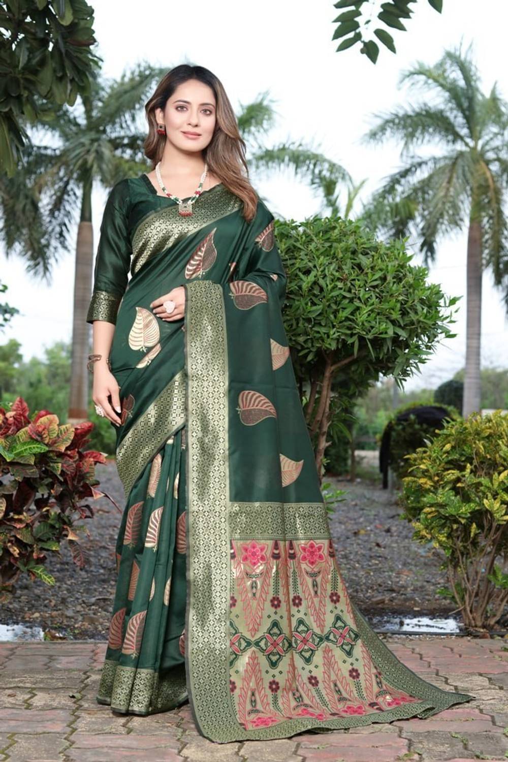 AVANTIKA FASHION Self Design Banarasi Pure Silk, Art Silk Saree