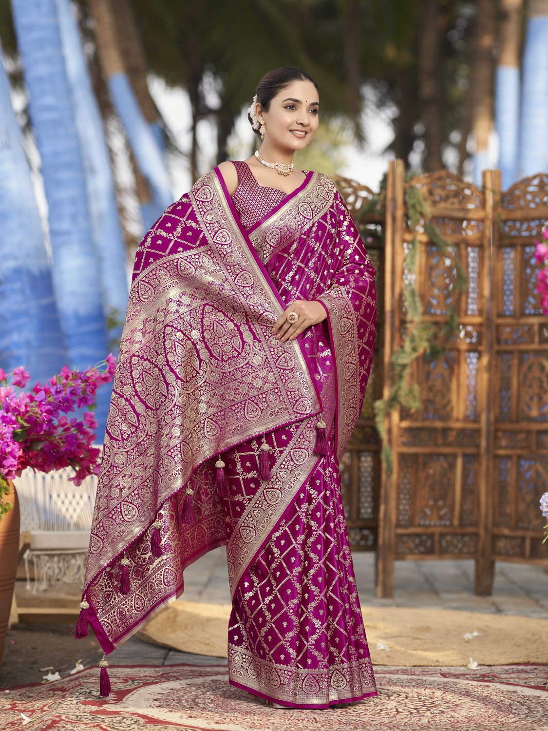 Image of MANOHARI Woven Banarasi Jacquard Saree