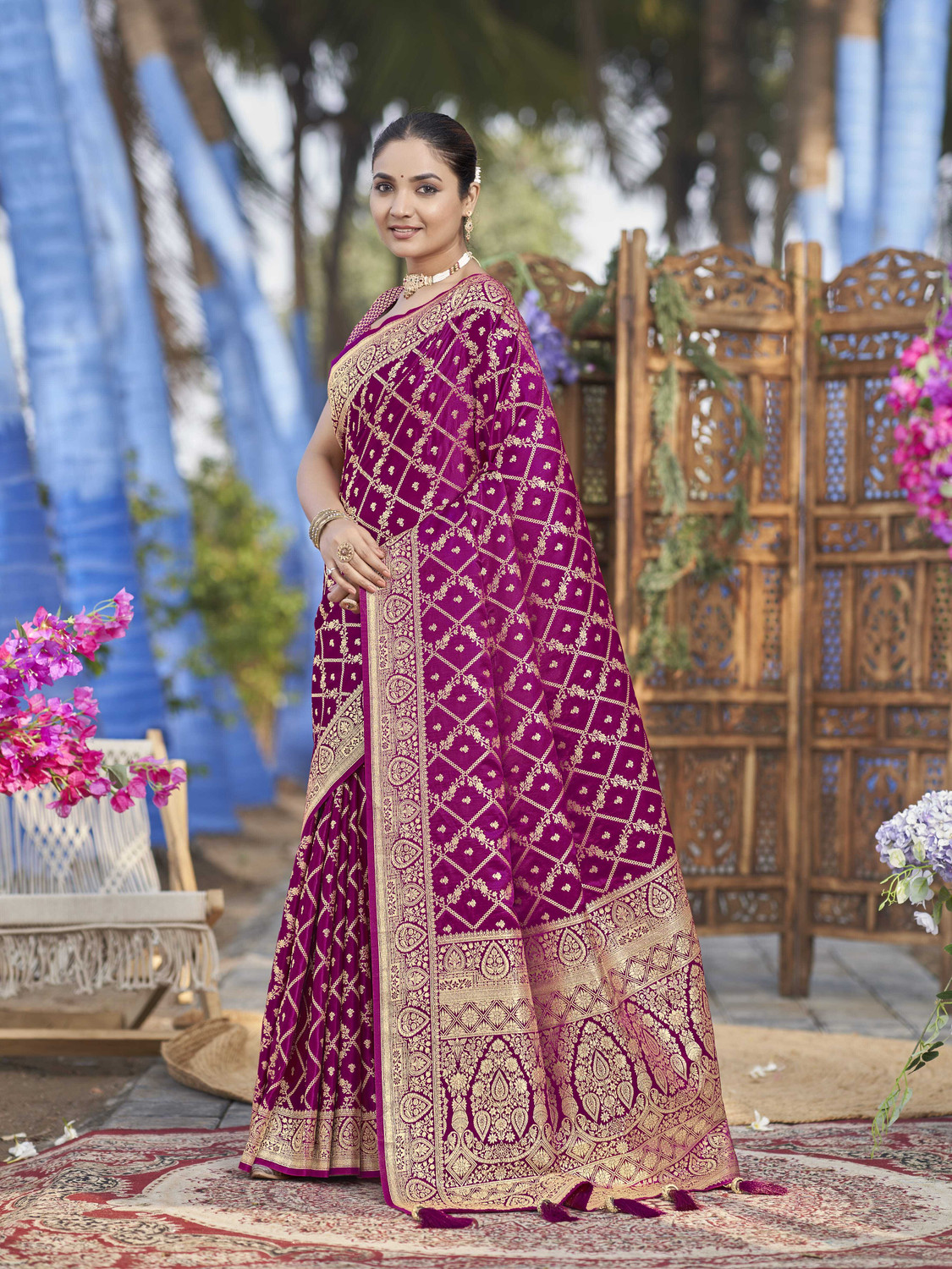 Image of MANOHARI Woven Banarasi Jacquard Saree