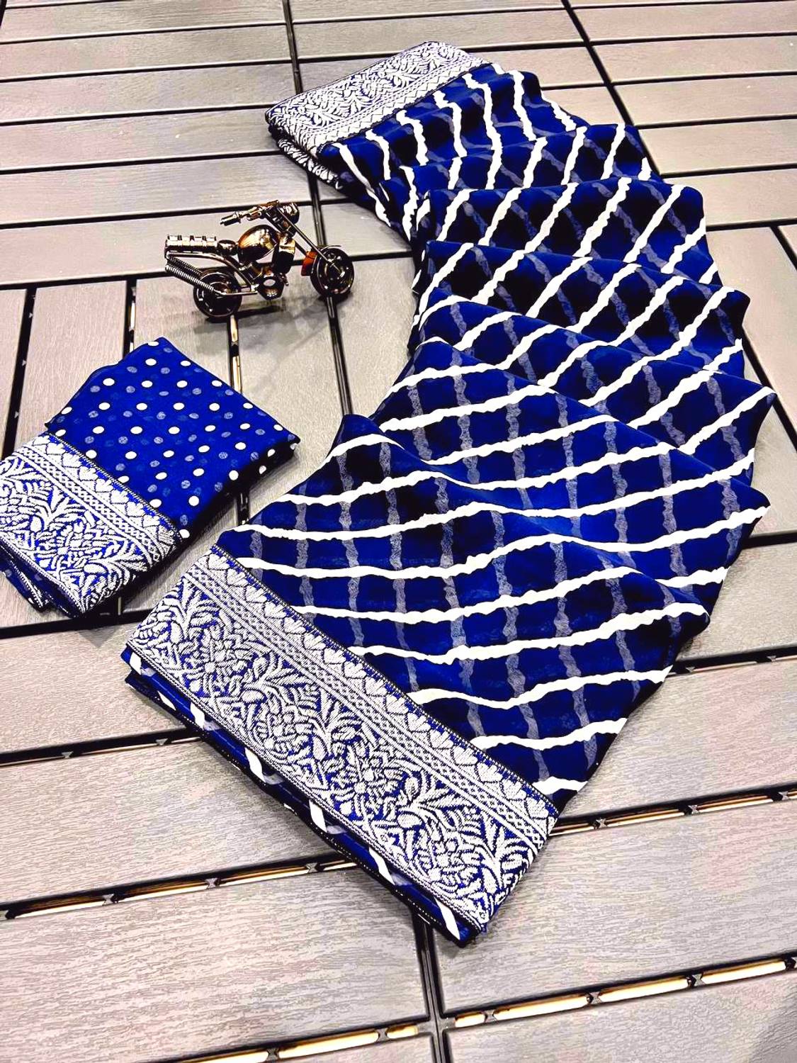 VD PRINTS Printed Leheria Georgette Saree (Blue)