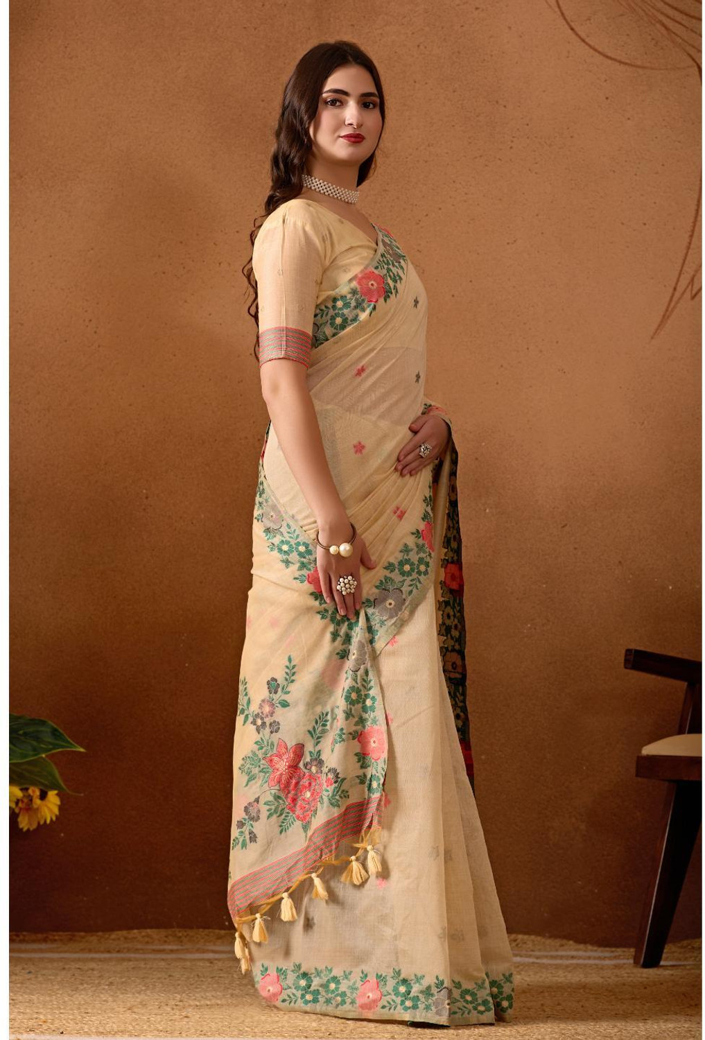 Image of Kathavastra Printed, Floral Print Chanderi Cotton Blend Saree (Cream)